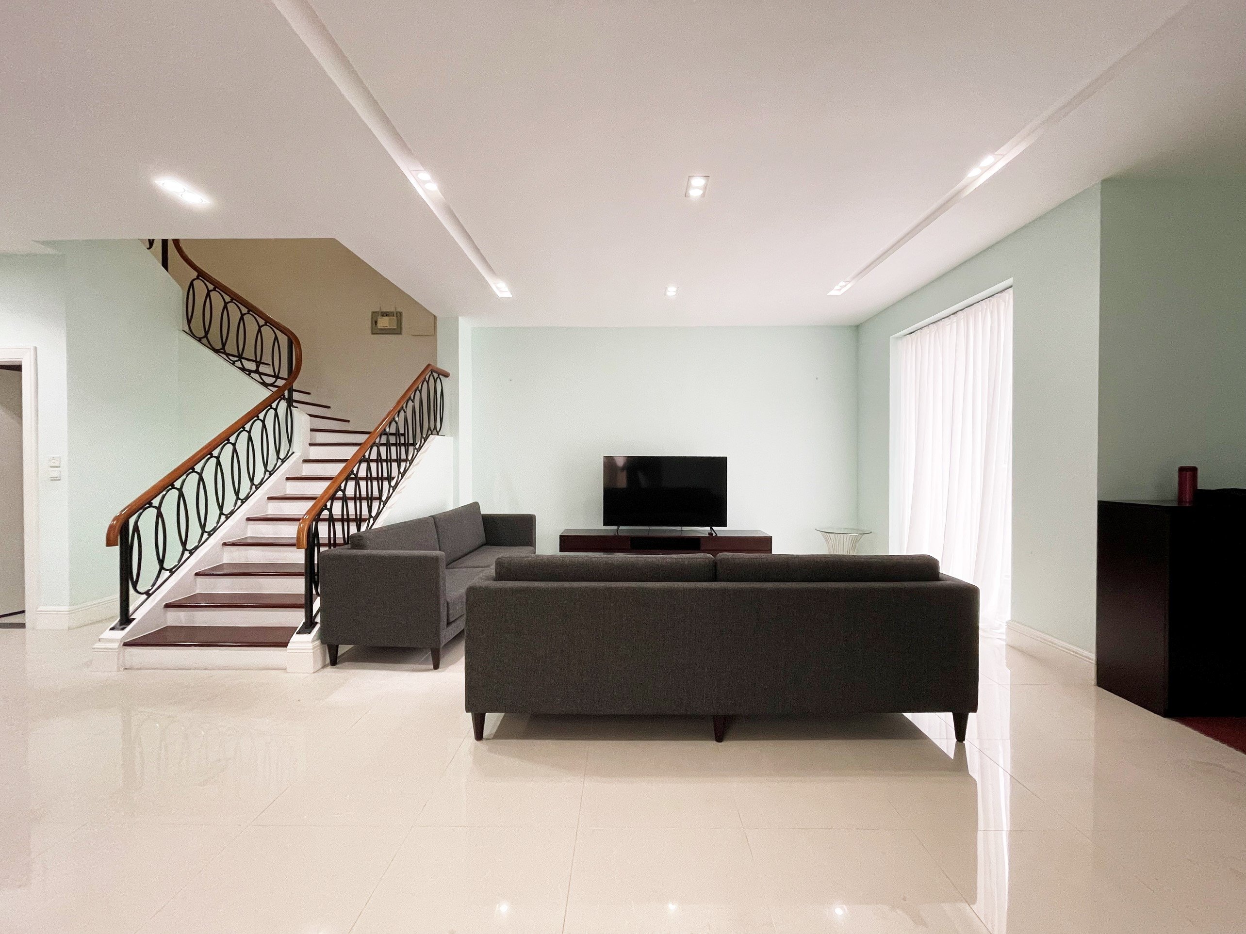 4 bedroom villa for rent in Hoa Sua block, Vinhomes Riverside, Long Bien district 3