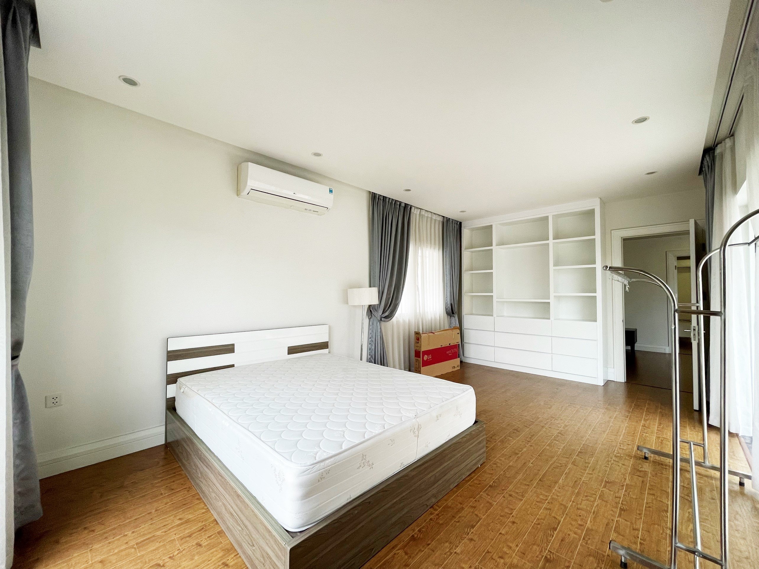 4 bedroom villa for rent in Hoa Sua block, Vinhomes Riverside, Long Bien district 17