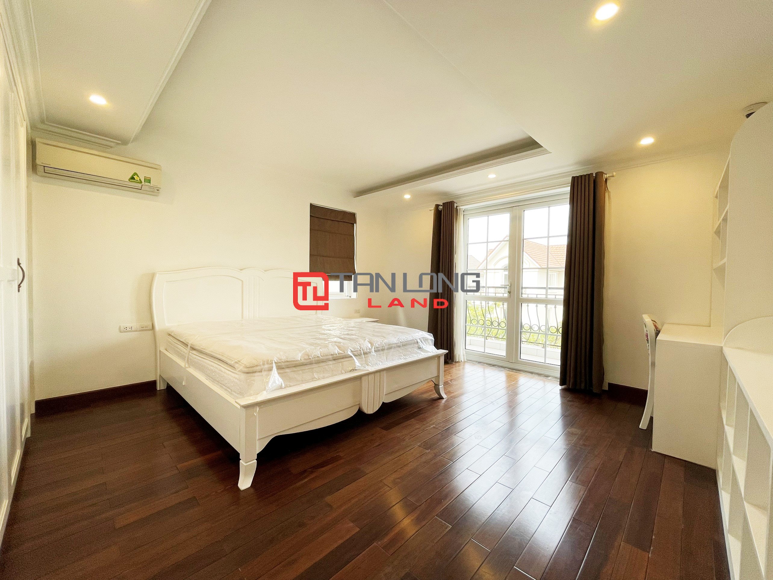 Full Furniture Villa for rent with 4 Bedrooms in Vinhomes Riverside Long Bien 15