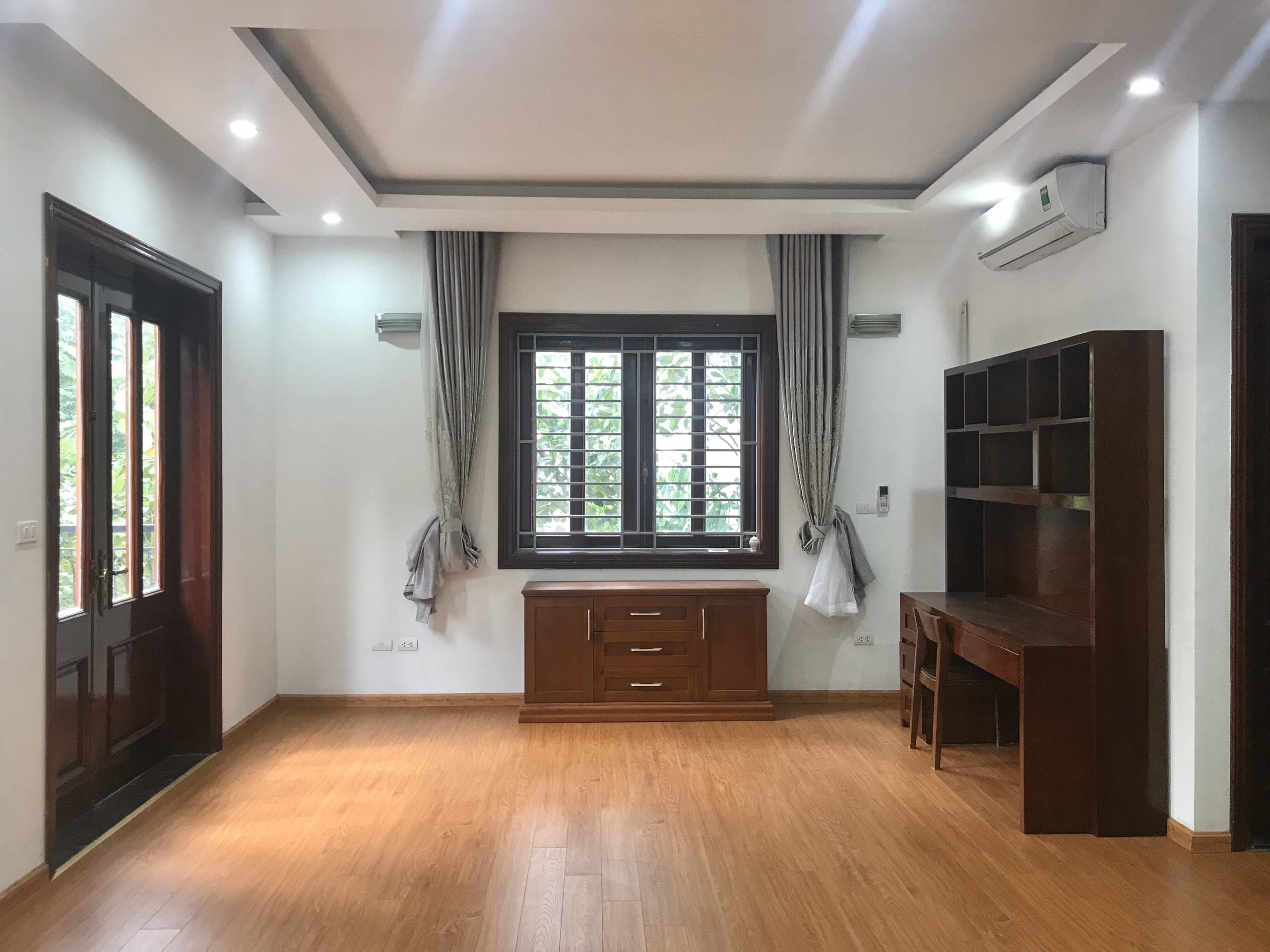 HOA PHUONG VINHOMES RIVERSIDE VILLAS FOR SALE WITH 4BR 15