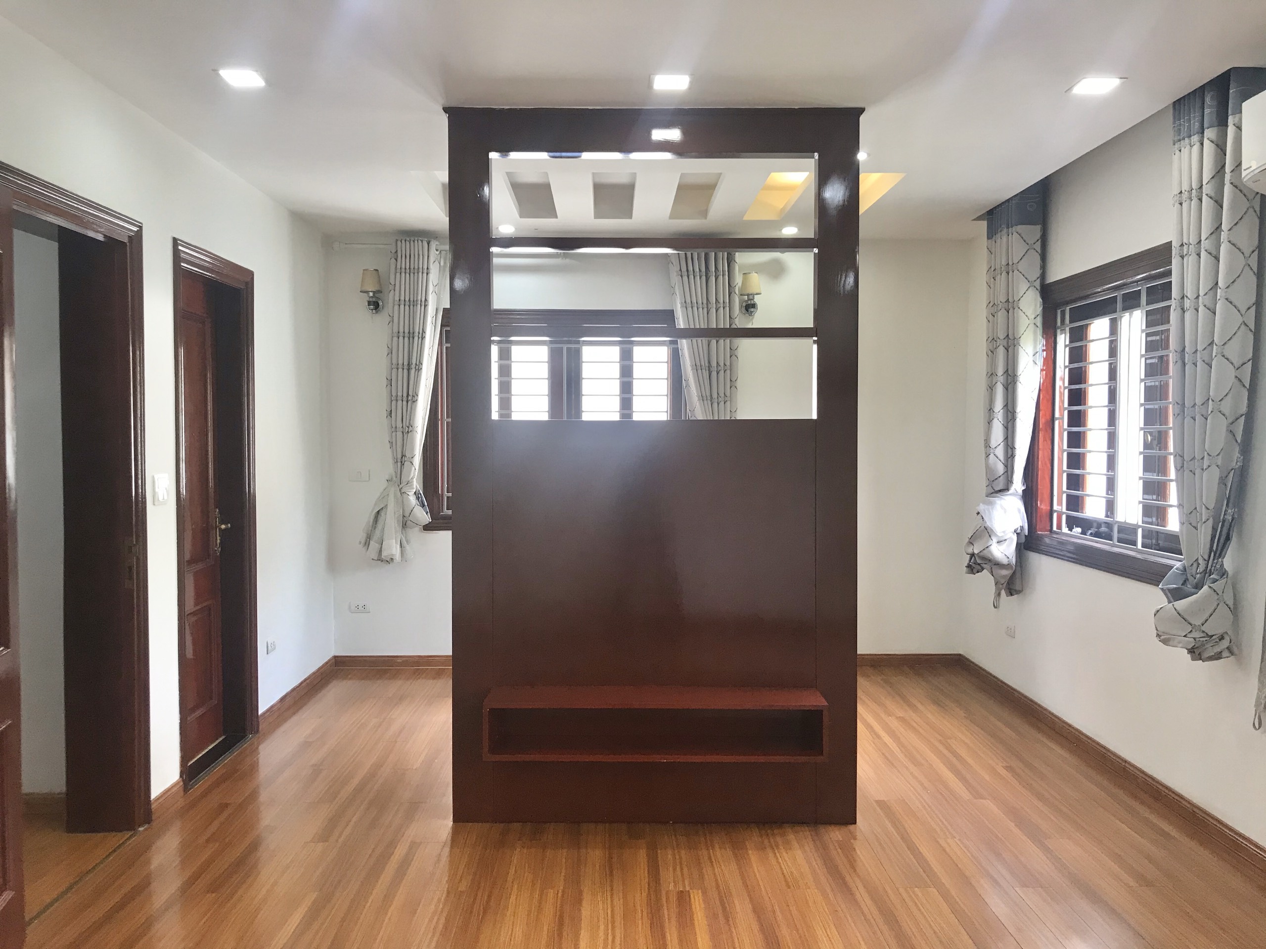 HOA PHUONG VINHOMES RIVERSIDE VILLAS FOR SALE WITH 4BR 19