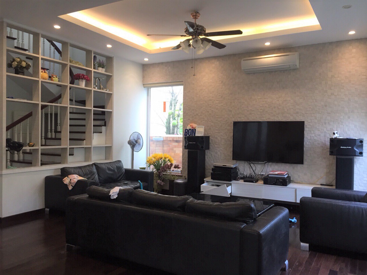 Gorgeous and well-lit 3 bedroom-villa for rent in Vinhomes Riverside!
