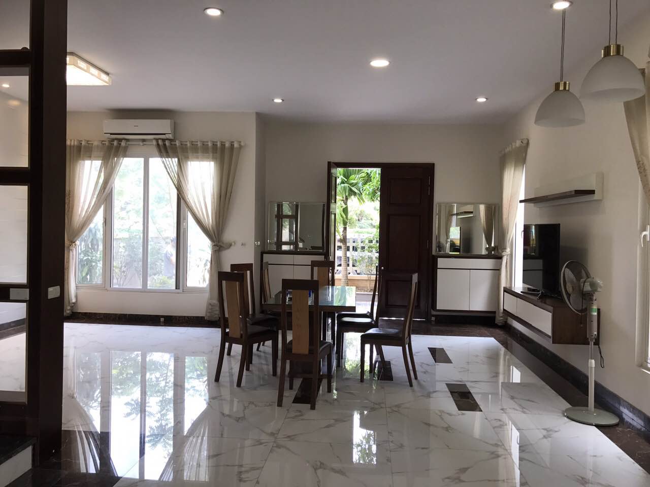 House for rent on Hoa Lan 1 with convenient location to village center
