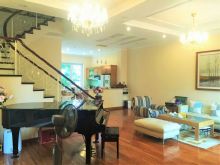 Stunning 4 bedrooms villa in Hoa Lan street, Vinhomes Riverside for lease at 1800 USD