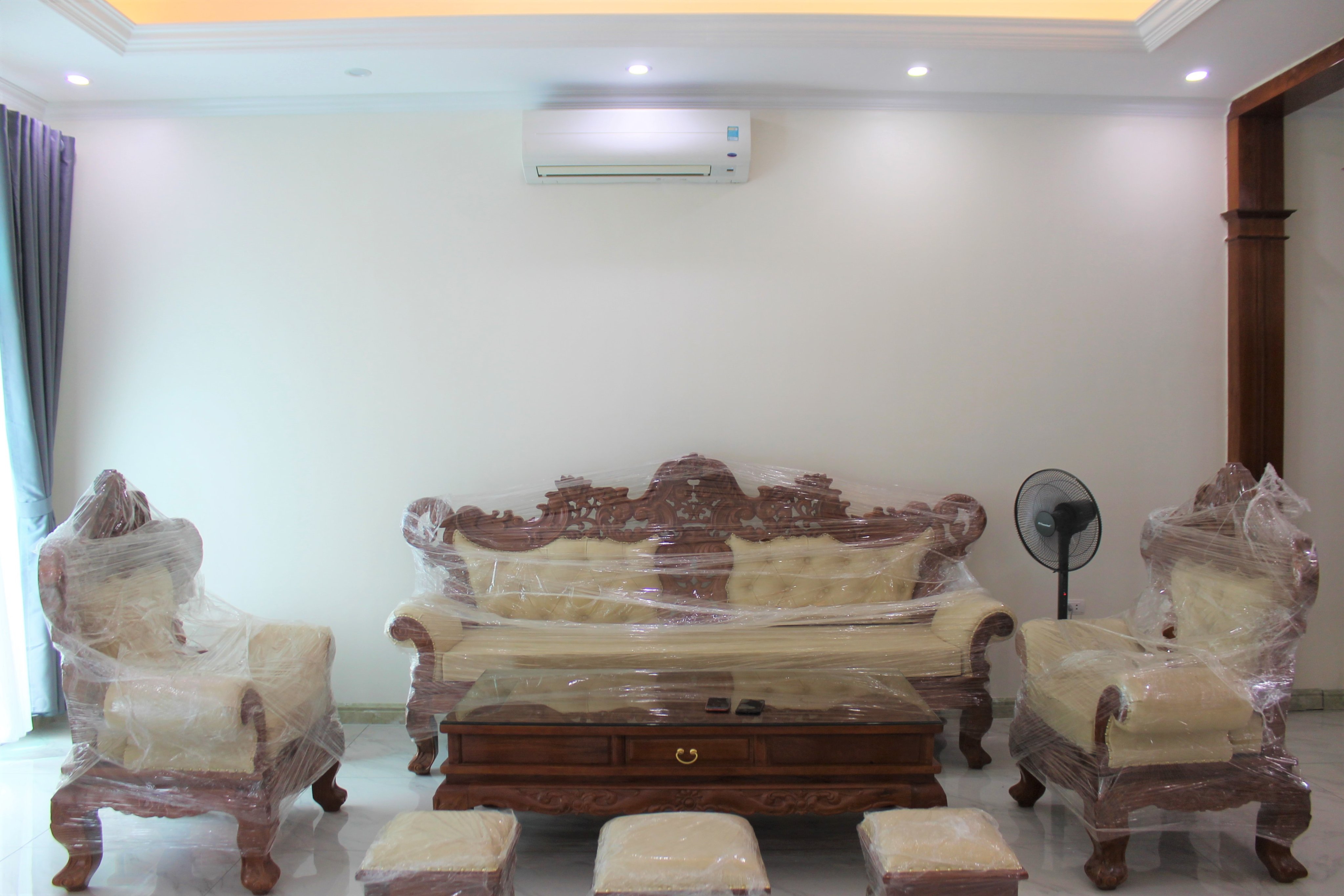 The full furniture  new villa in Vinhomes Riverside The Harmony  - Nguyet Que for rent cheap price