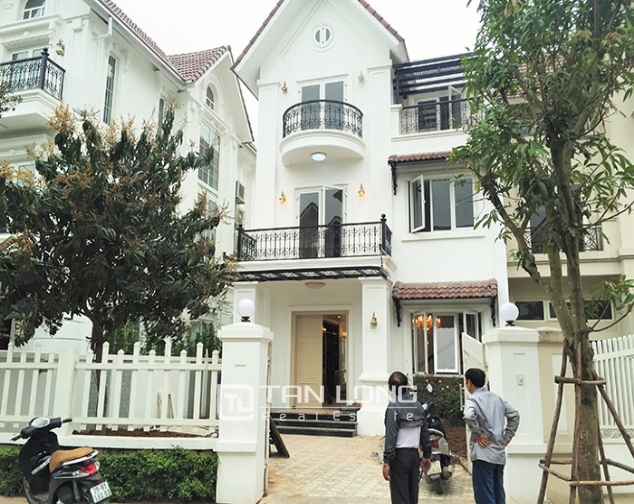 Vinhomes Riverside: renting 250m2 villa in Hoa Lan road, modern design, full furniture