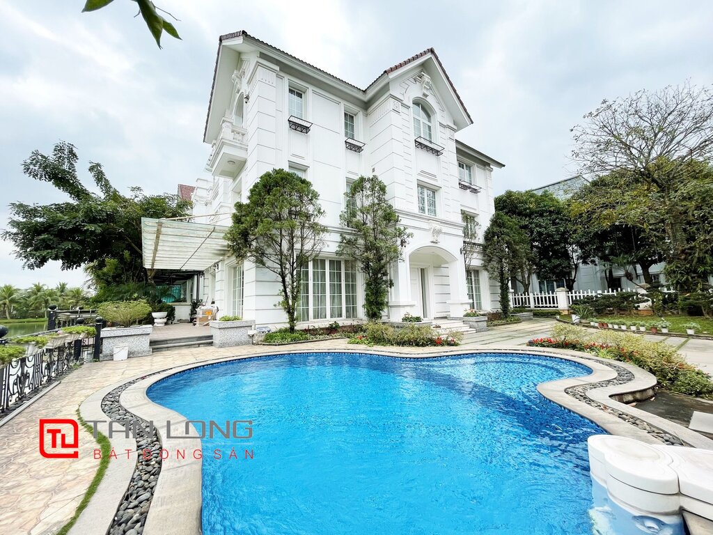 Luxurious Pool villa to rent in Vinhomes Riverside Urban Town