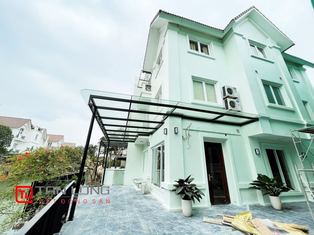 Semi-detached villa with 4 bedrooms for rent in the VIP area at Vinhomes Riverside