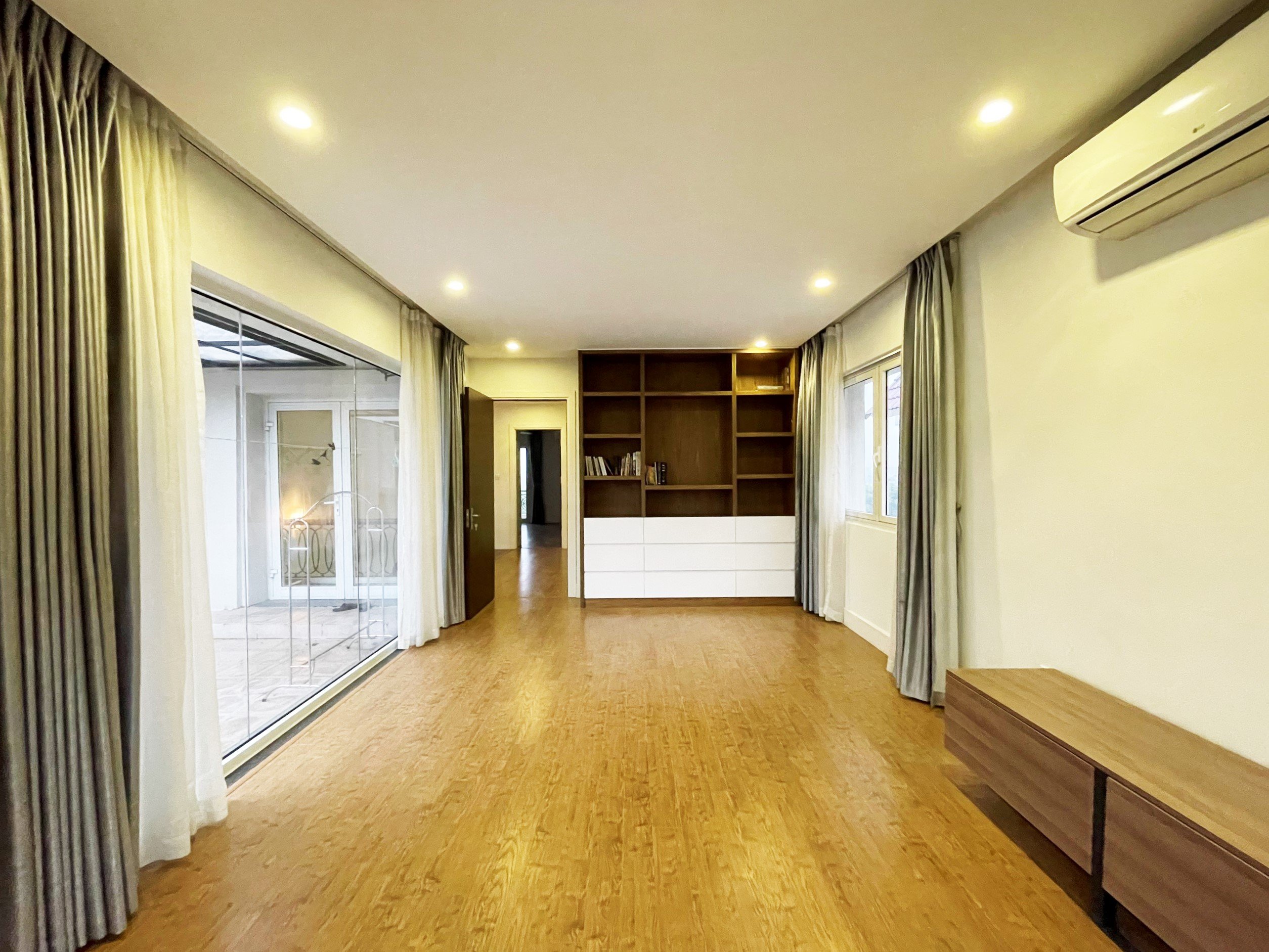Reasonable Villa in Hoa Sua block, Vinhomes Riverside is Available for Rent now 16