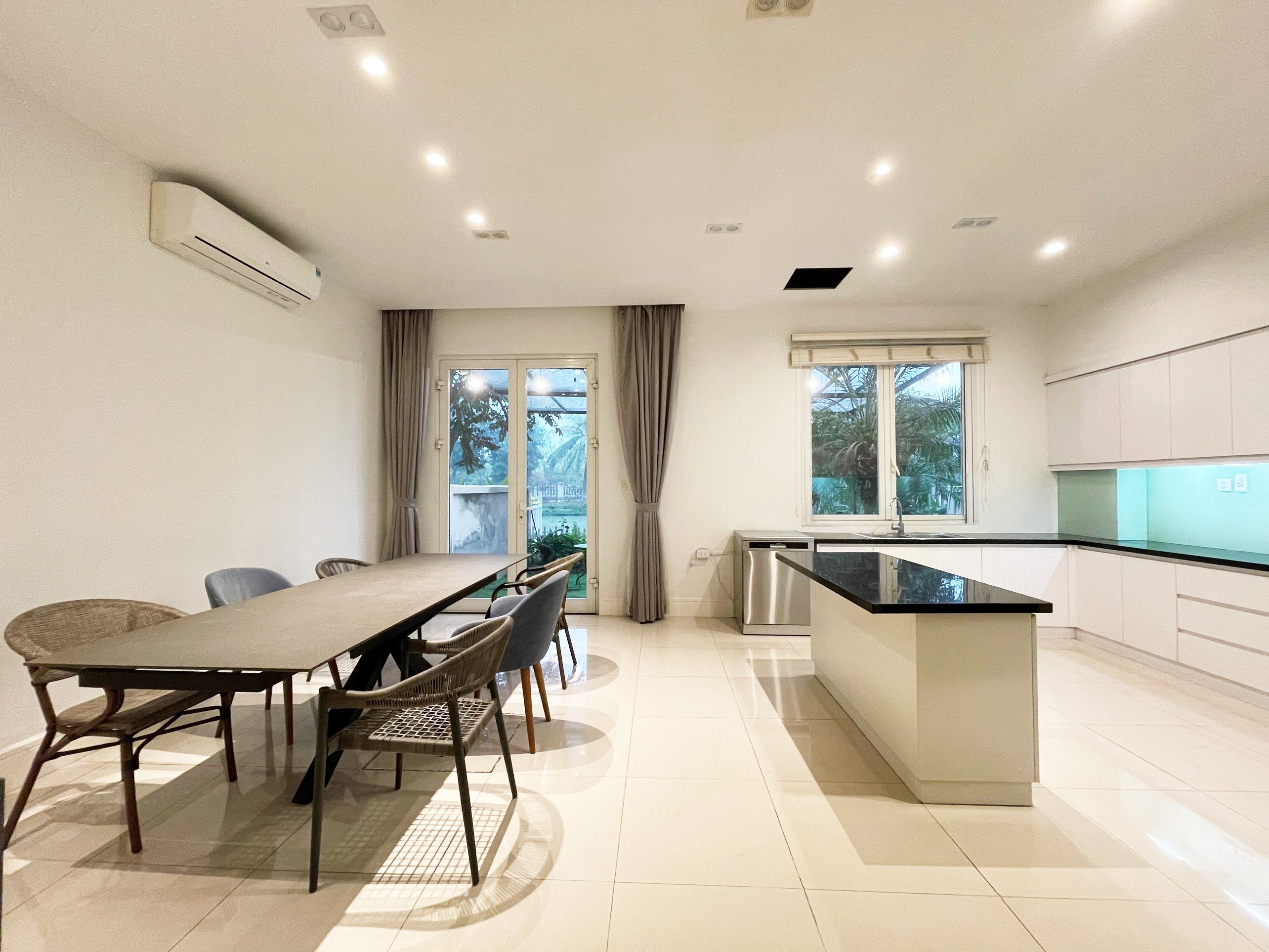 Reasonable Villa in Hoa Sua block, Vinhomes Riverside is Available for Rent now 3