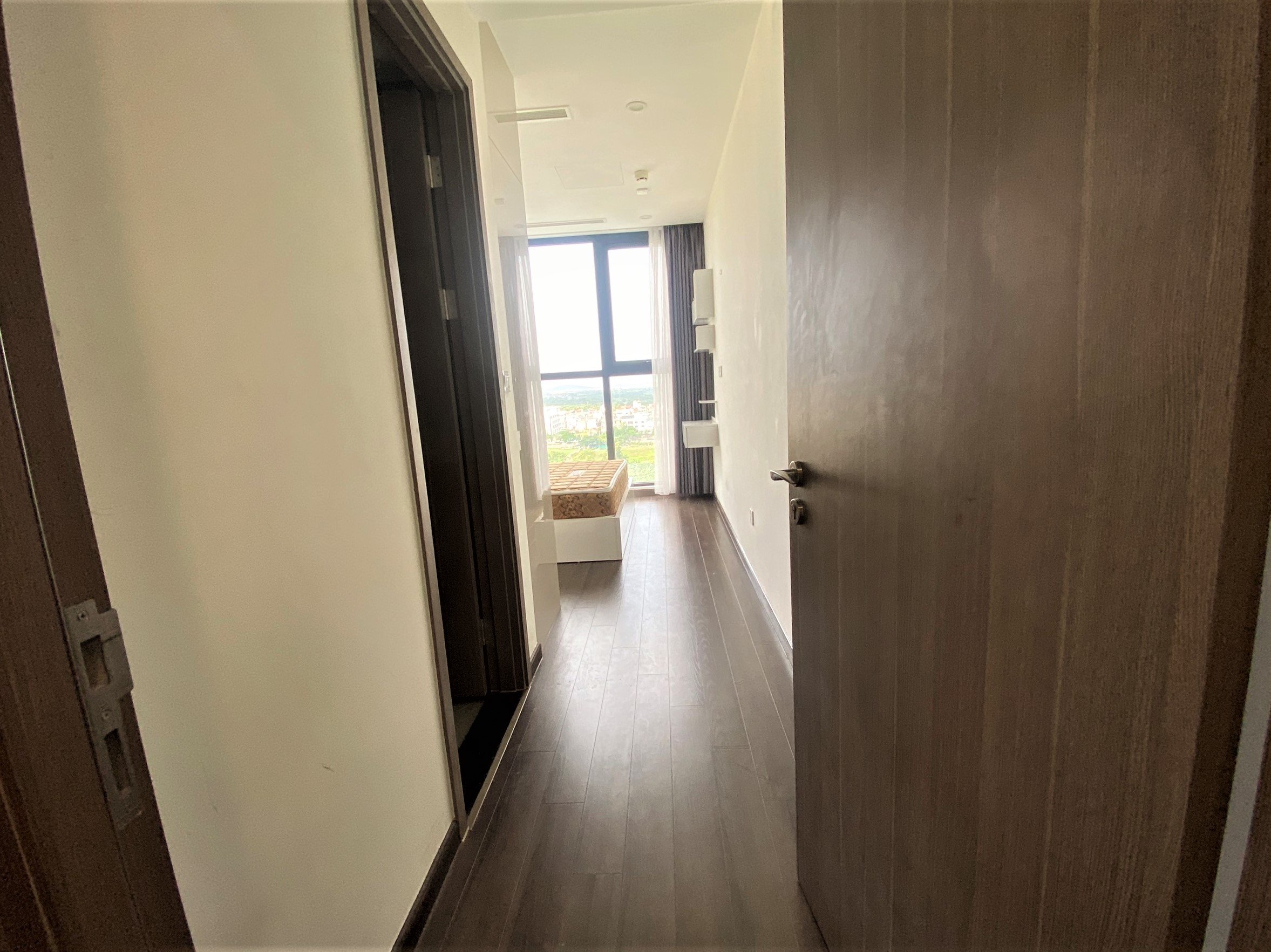 2 Bedroom Apartment for rent with internal view of S6B building at Vinhomes Symphony 5