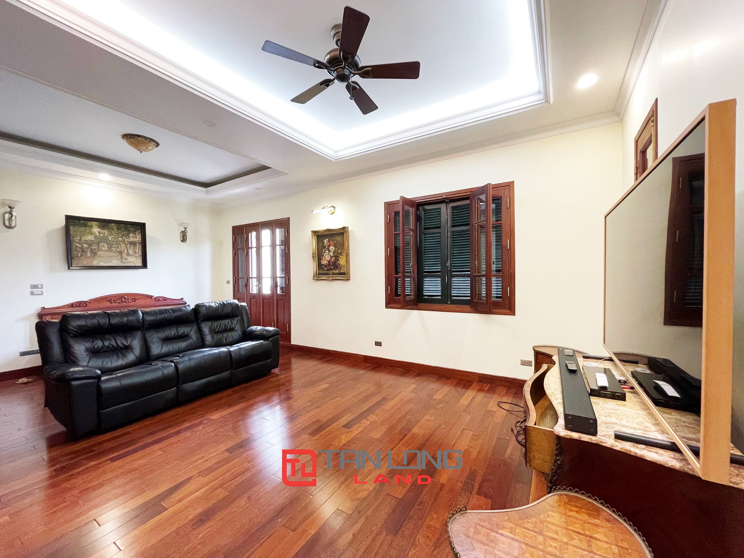 4 Bedroom Duplex Villa for rent with River view in Vinhomes Riverside 10