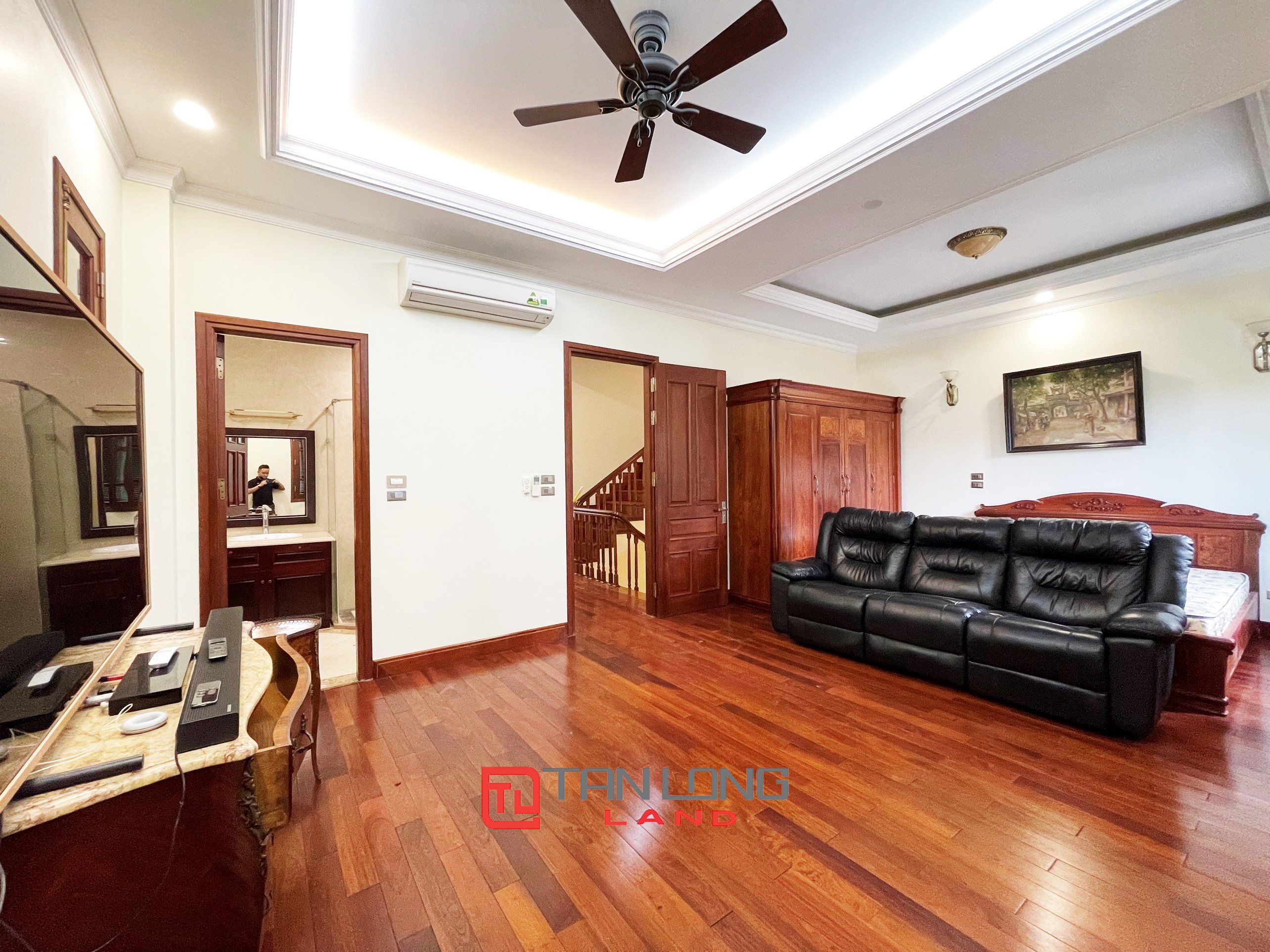 4 Bedroom Duplex Villa for rent with River view in Vinhomes Riverside 11