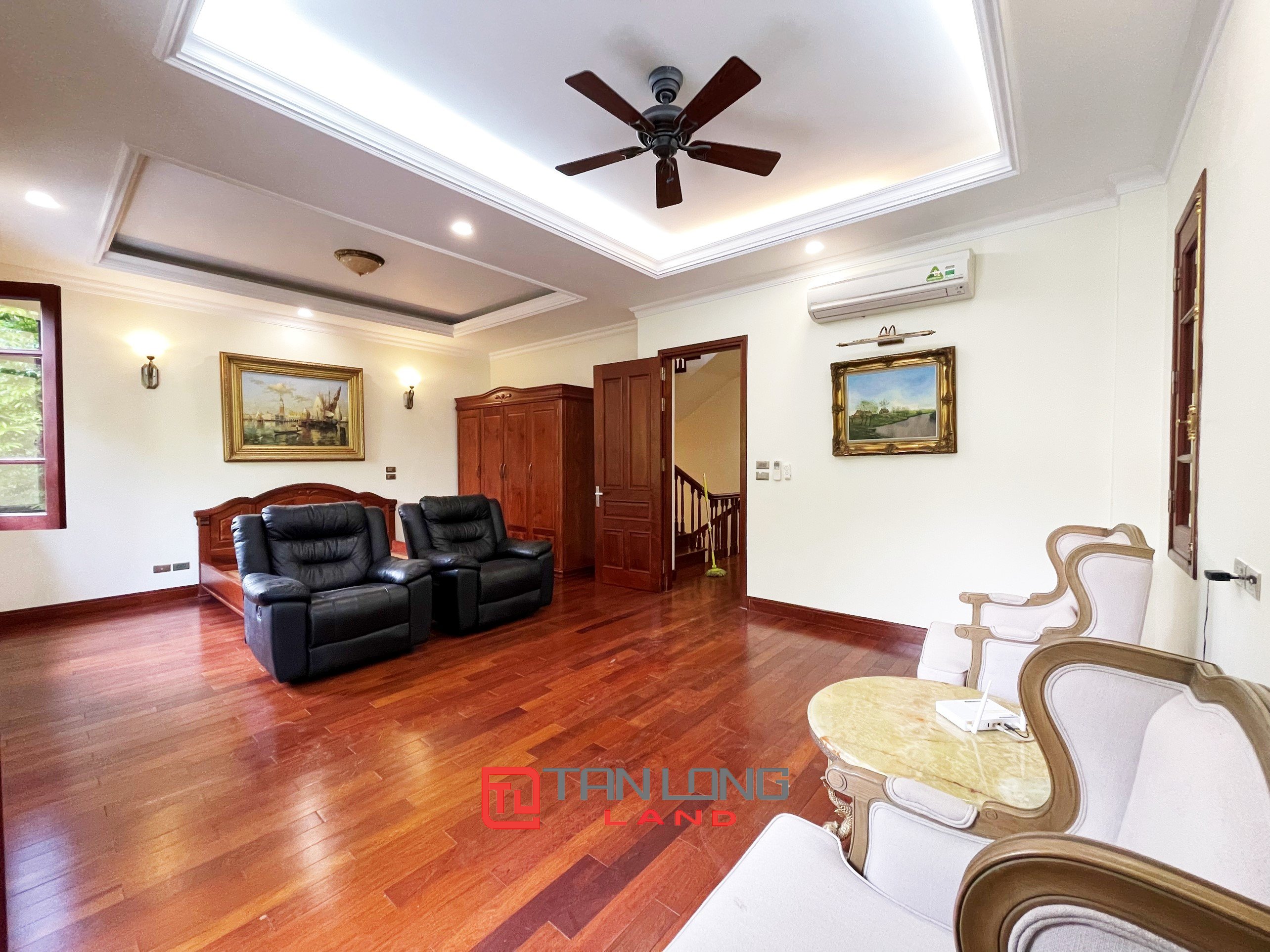 4 Bedroom Duplex Villa for rent with River view in Vinhomes Riverside 6