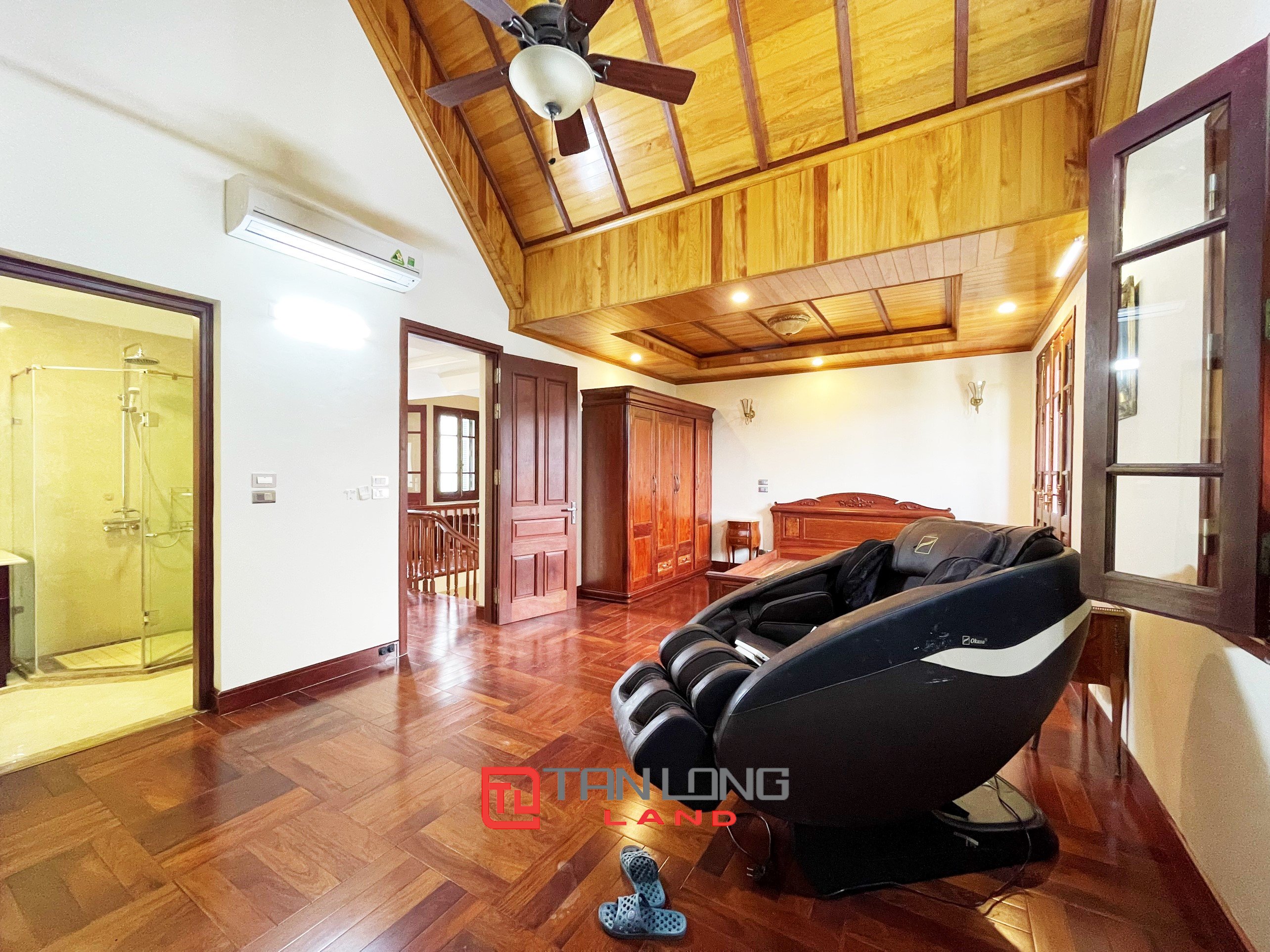 4 Bedroom Duplex Villa for rent with River view in Vinhomes Riverside 8