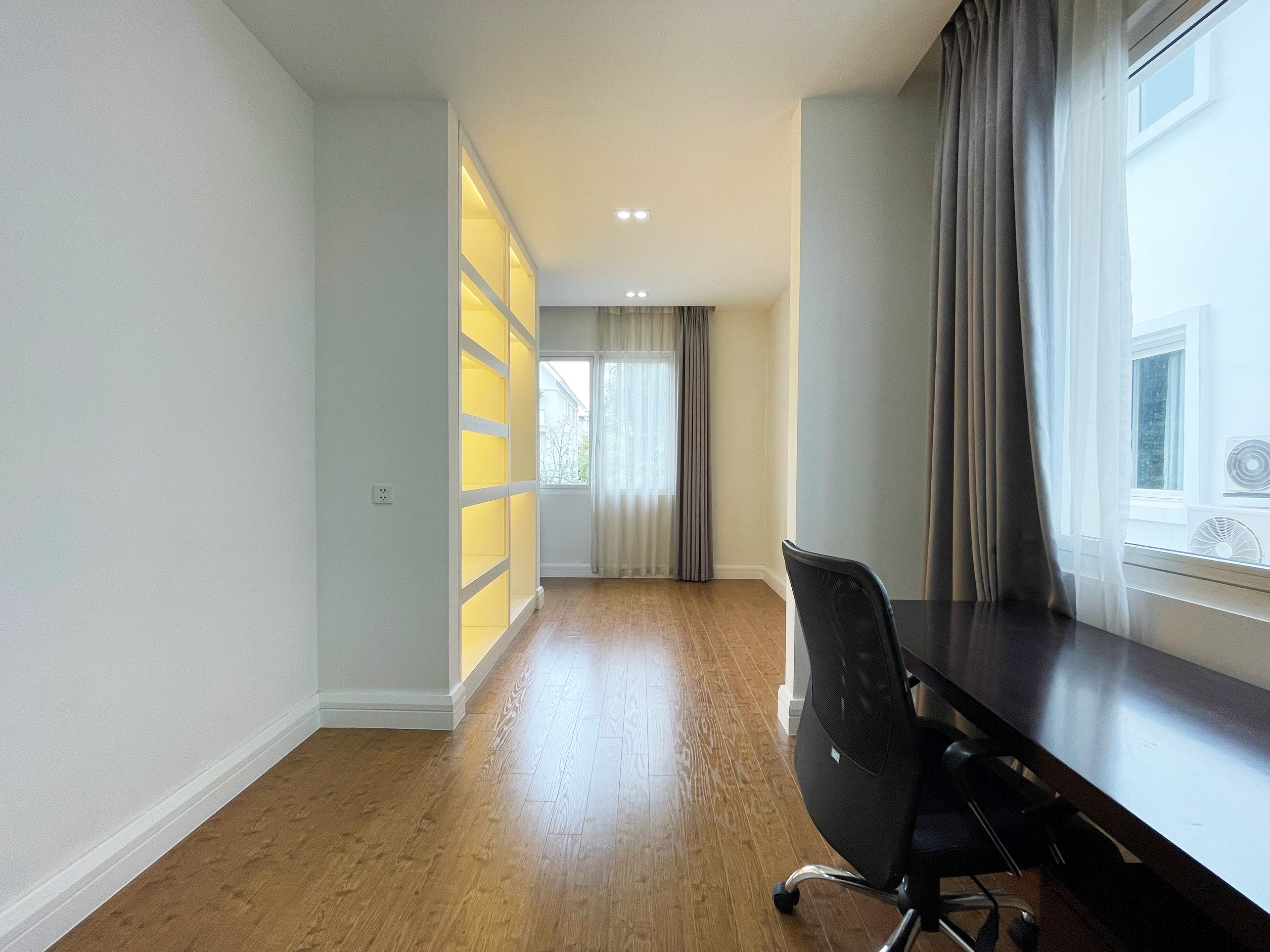 4 bedroom villa for rent in Hoa Sua block, Vinhomes Riverside, Long Bien district 11