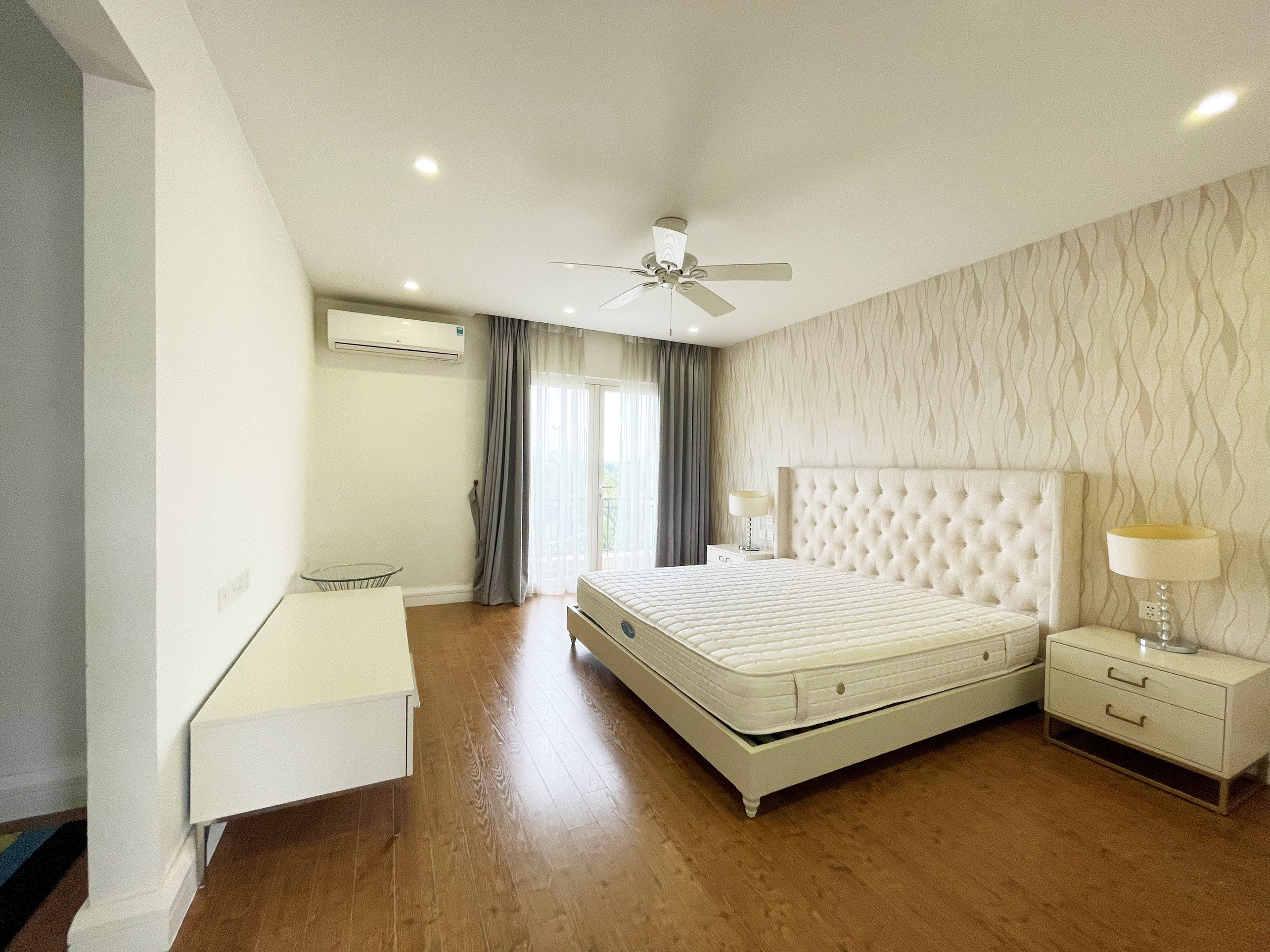 4 bedroom villa for rent in Hoa Sua block, Vinhomes Riverside, Long Bien district 19