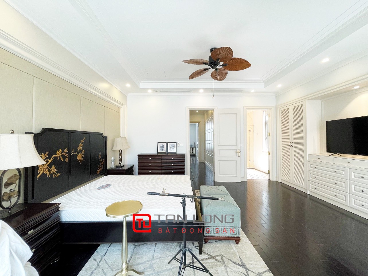 4 Bedrooms Duplex Villa for rent with Direct view of Air-conditioned Lake at Vinhomes The Harmony 6