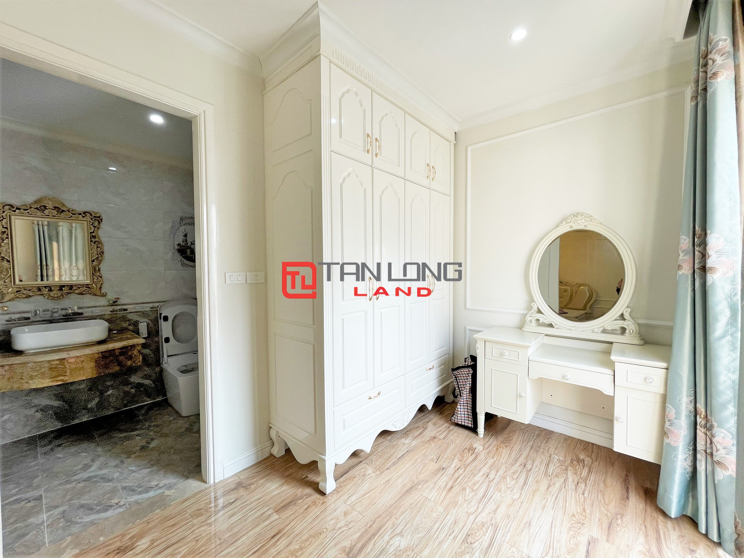 5 Bedrooms Semi-detached Villa for rent with full of Neoclassical Furniture in Vinhomes Riverside 10