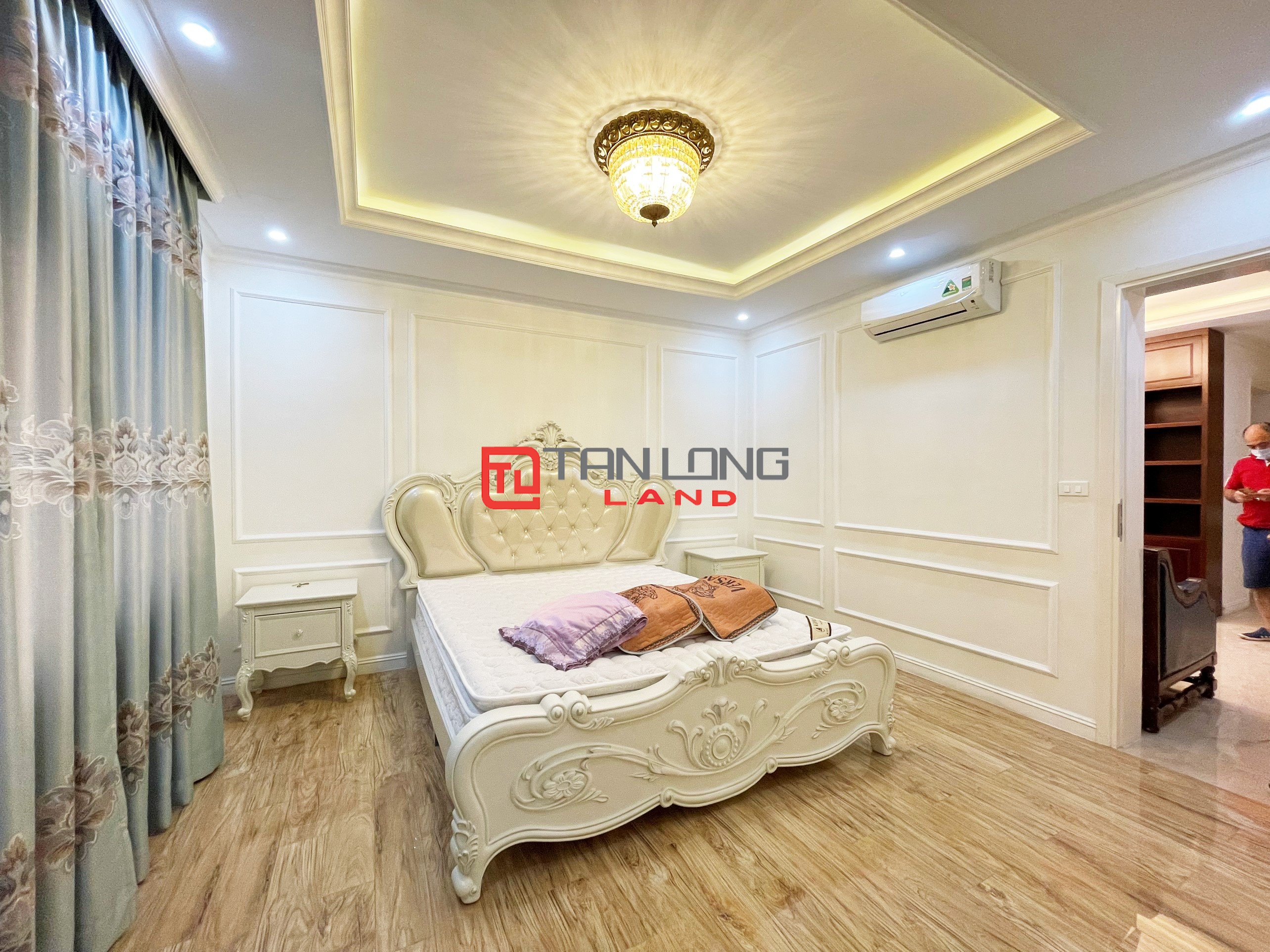 5 Bedrooms Semi-detached Villa for rent with full of Neoclassical Furniture in Vinhomes Riverside 11
