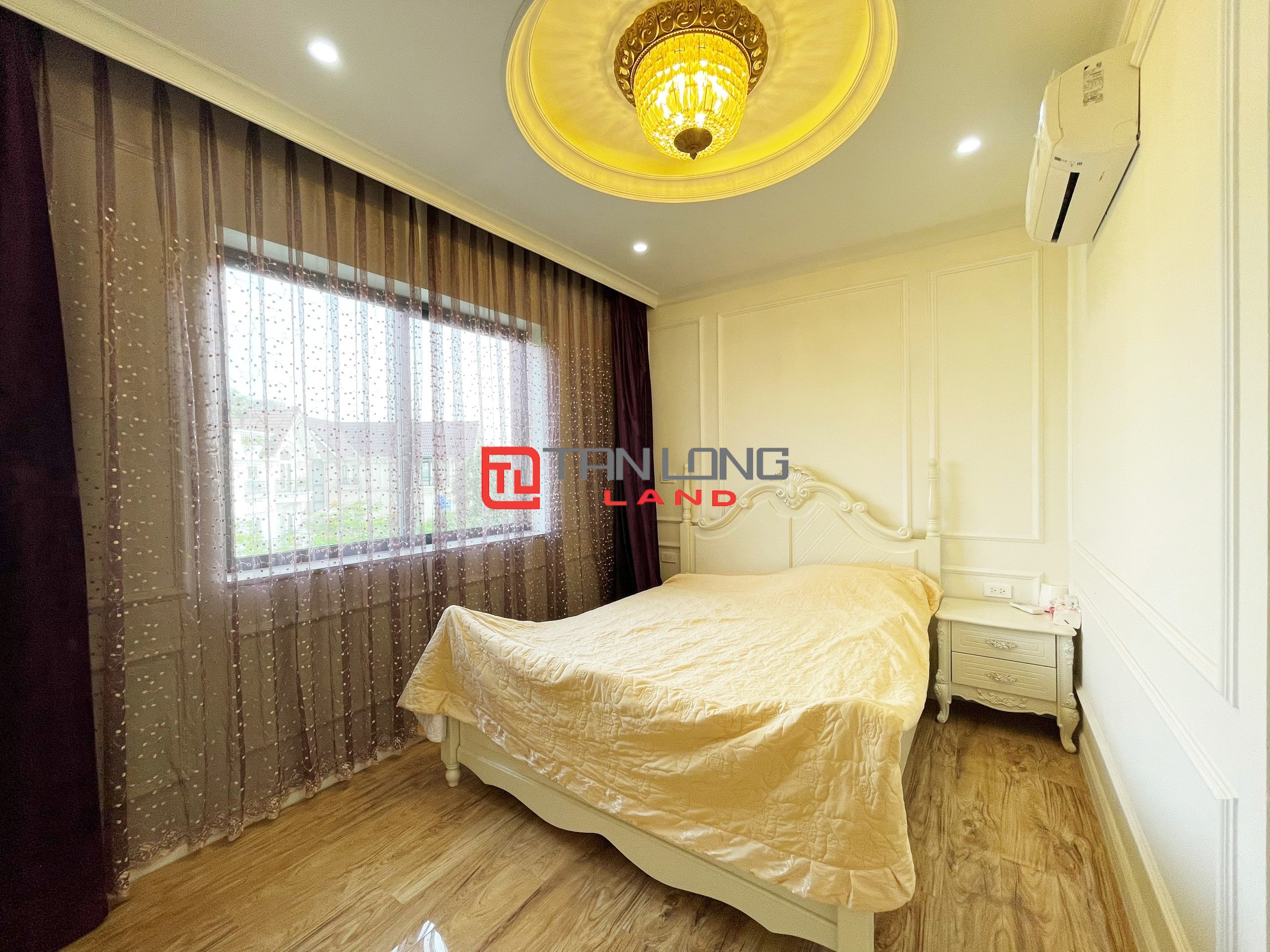 5 Bedrooms Semi-detached Villa for rent with full of Neoclassical Furniture in Vinhomes Riverside 14