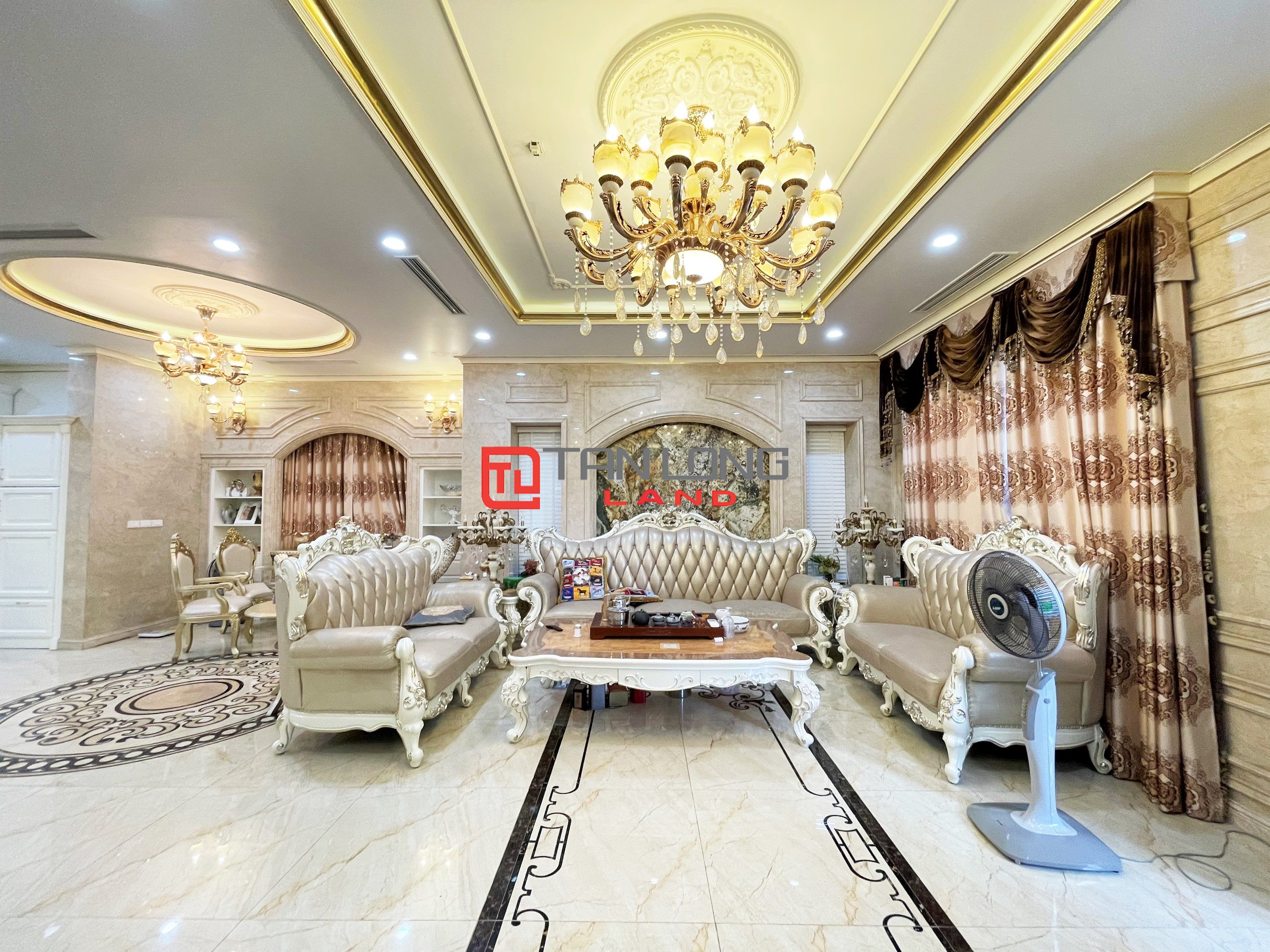5 Bedrooms Semi-detached Villa for rent with full of Neoclassical Furniture in Vinhomes Riverside 2