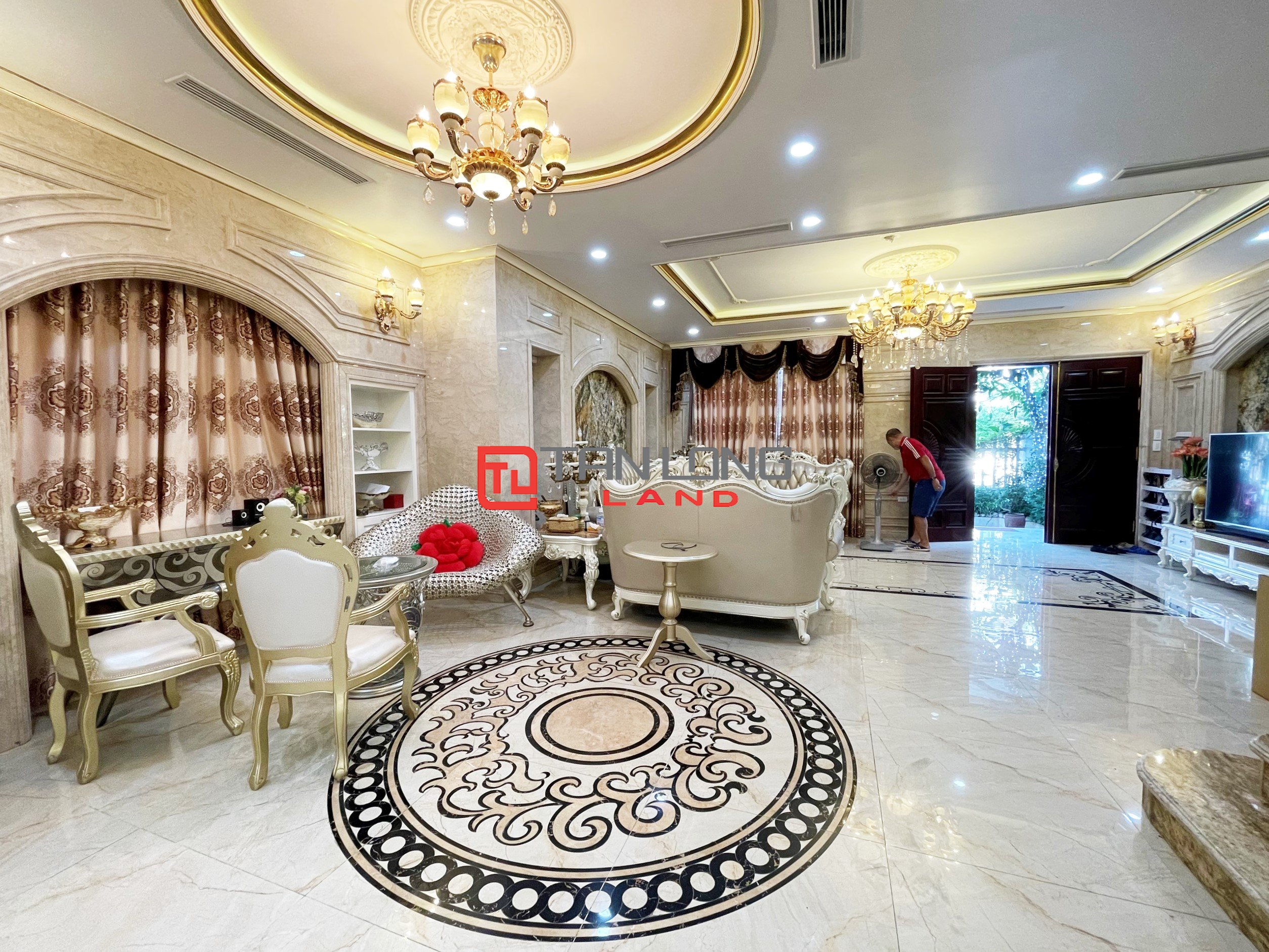 5 Bedrooms Semi-detached Villa for rent with full of Neoclassical Furniture in Vinhomes Riverside 3