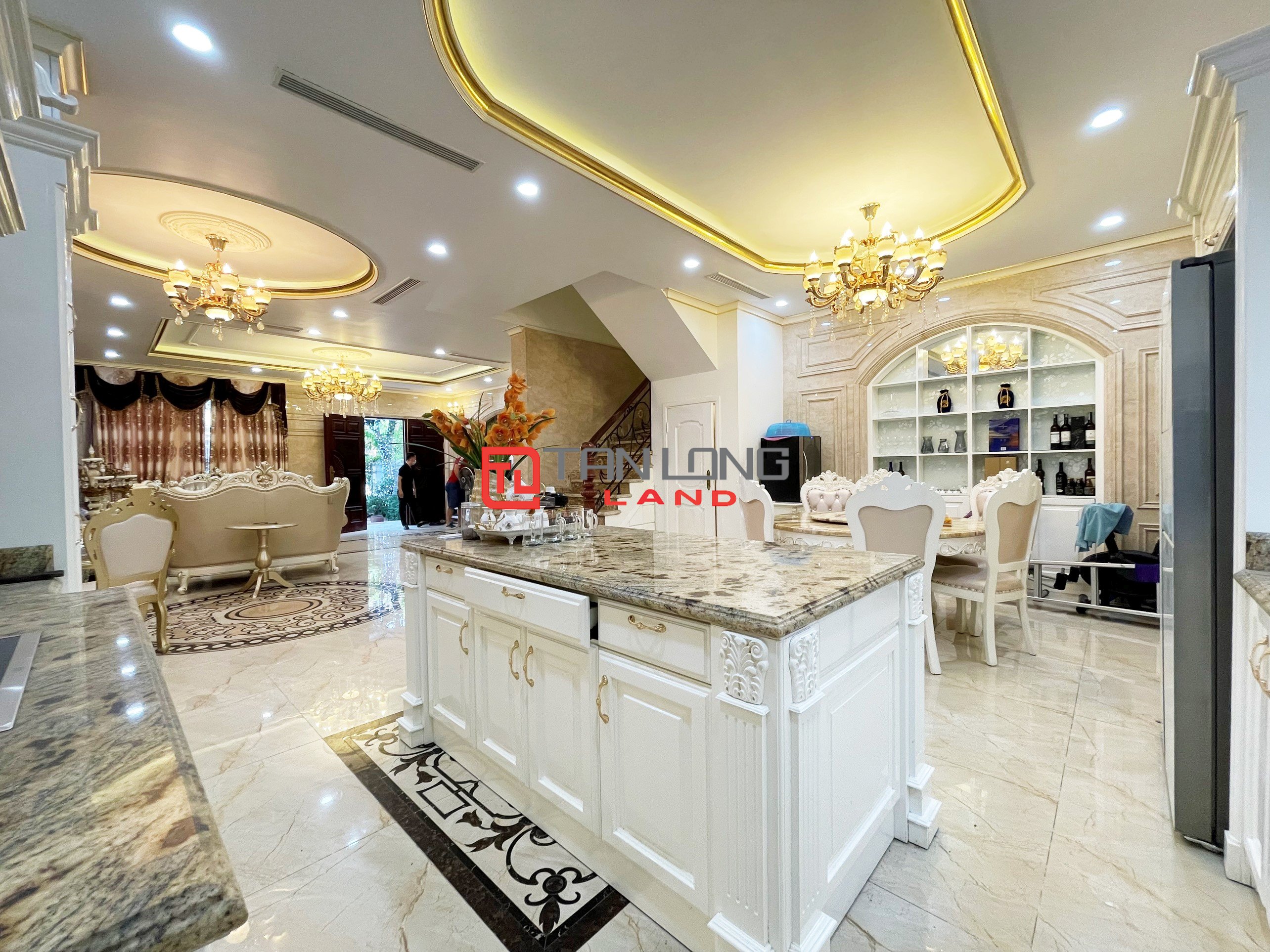 5 Bedrooms Semi-detached Villa for rent with full of Neoclassical Furniture in Vinhomes Riverside 5