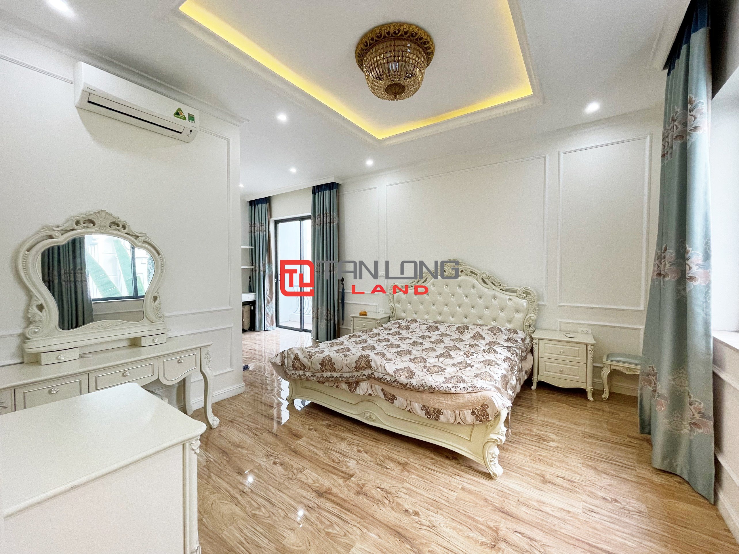 5 Bedrooms Semi-detached Villa for rent with full of Neoclassical Furniture in Vinhomes Riverside 6