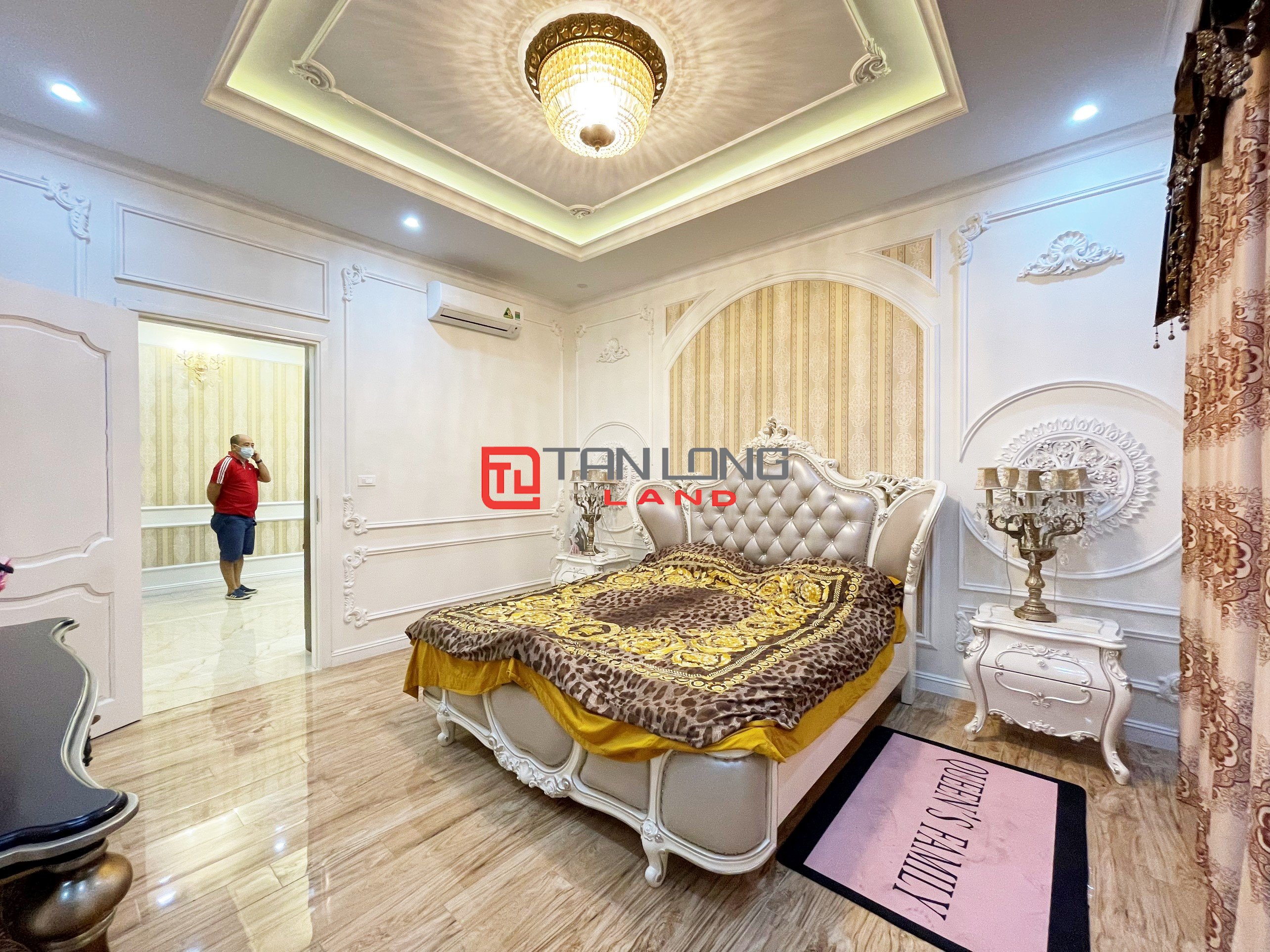 5 Bedrooms Semi-detached Villa for rent with full of Neoclassical Furniture in Vinhomes Riverside 8