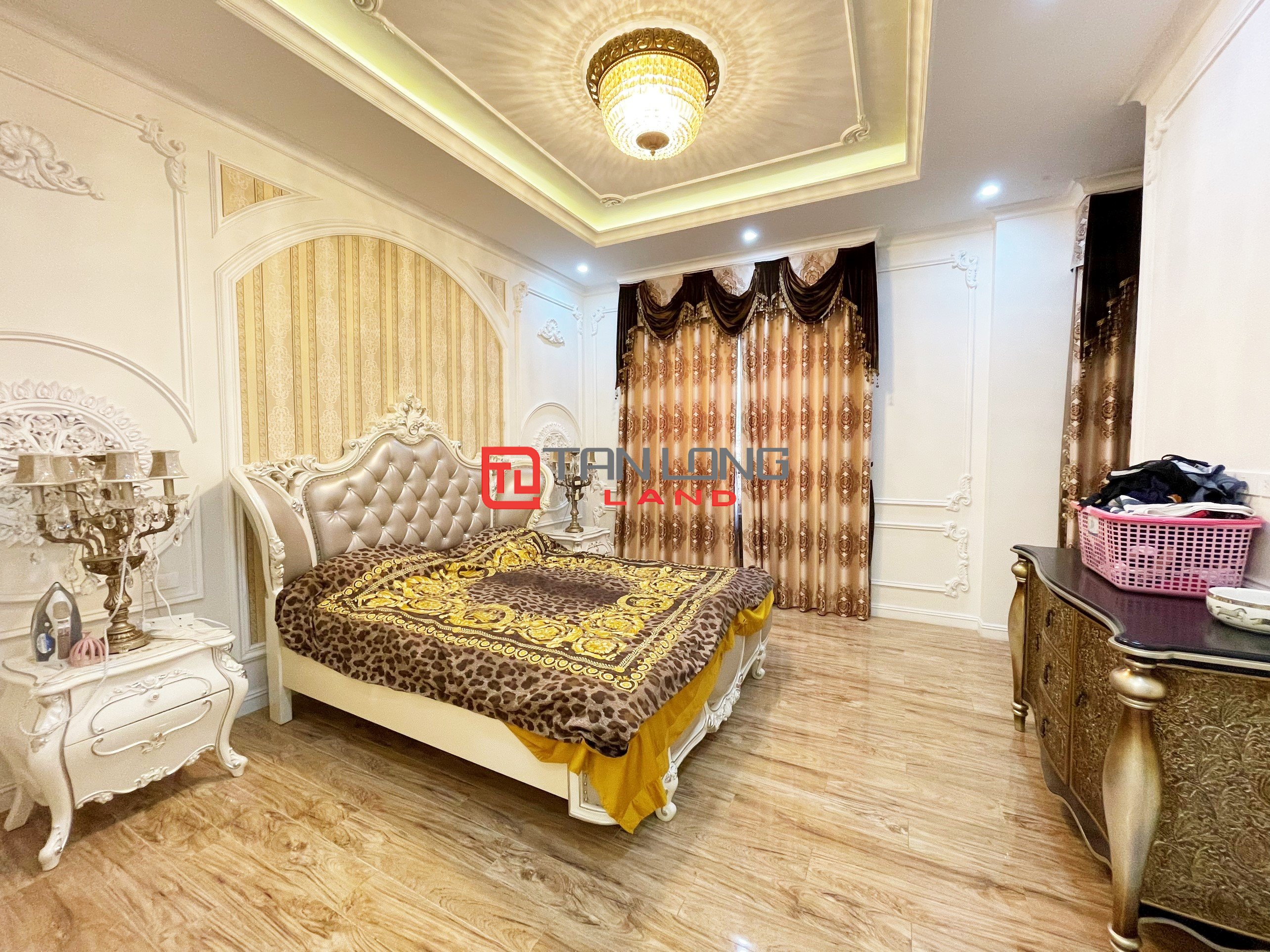 5 Bedrooms Semi-detached Villa for rent with full of Neoclassical Furniture in Vinhomes Riverside 9
