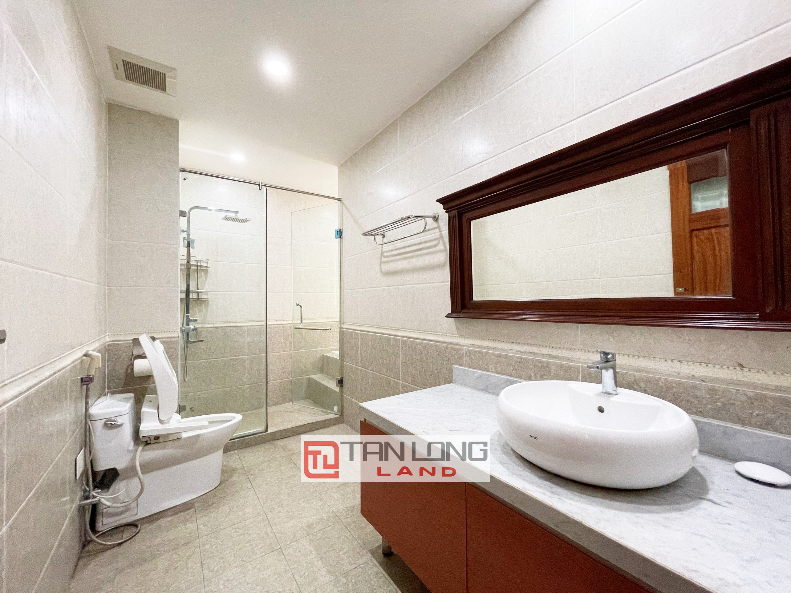 5 Bedrooms with Reasonable Price Villa for rent in Vinhomes Riverside 10