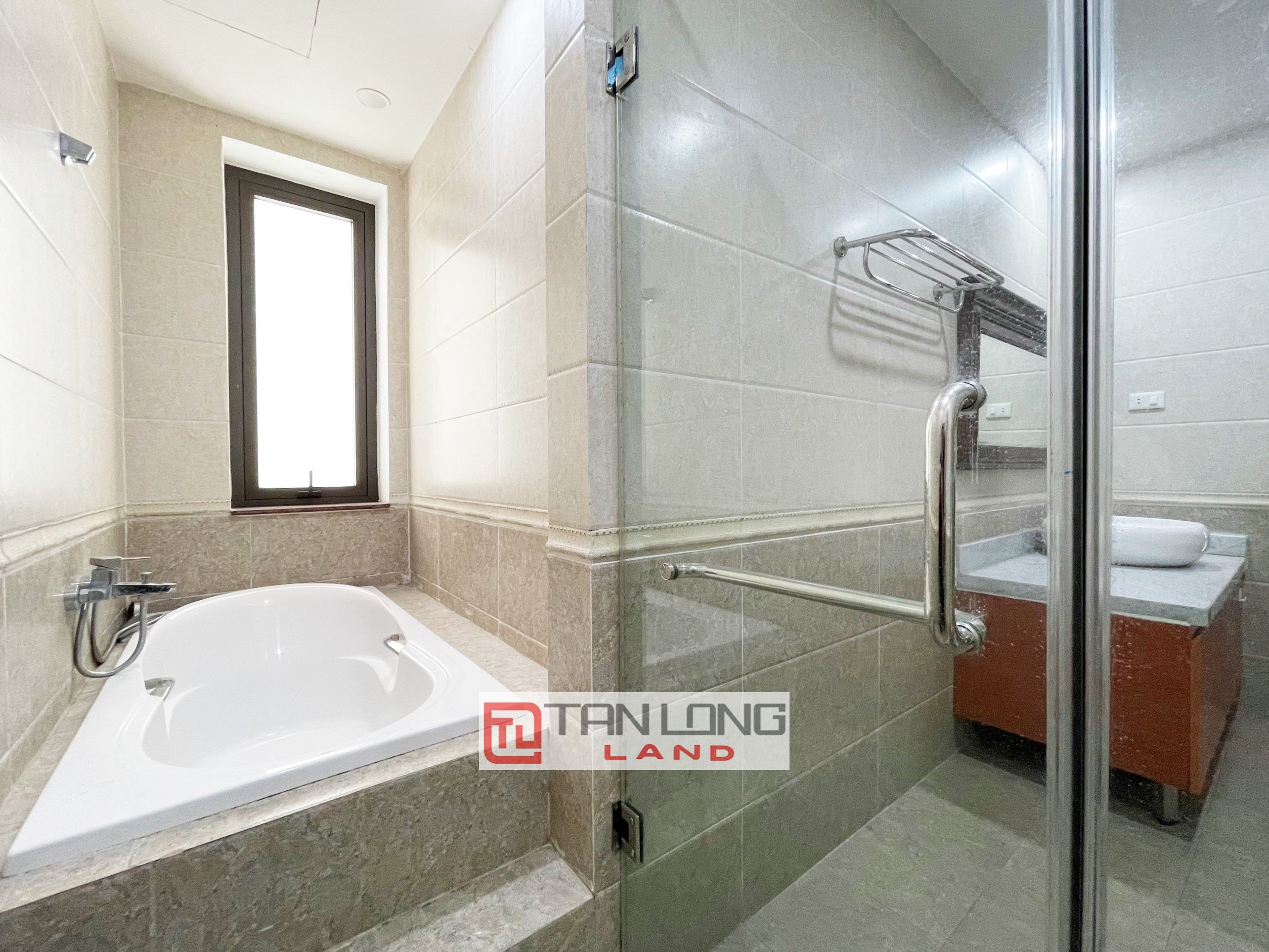 5 Bedrooms with Reasonable Price Villa for rent in Vinhomes Riverside 11