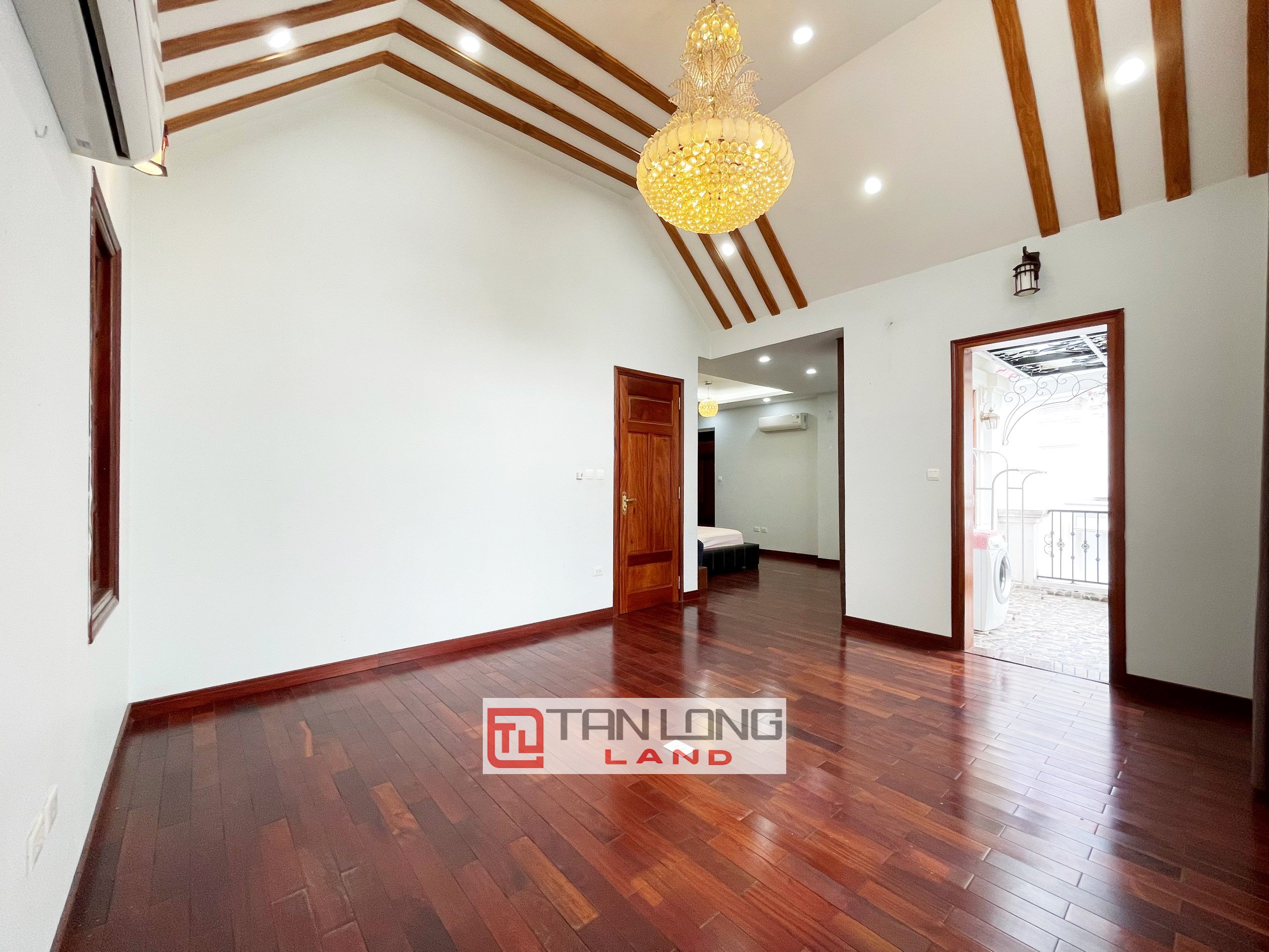 5 Bedrooms with Reasonable Price Villa for rent in Vinhomes Riverside 15