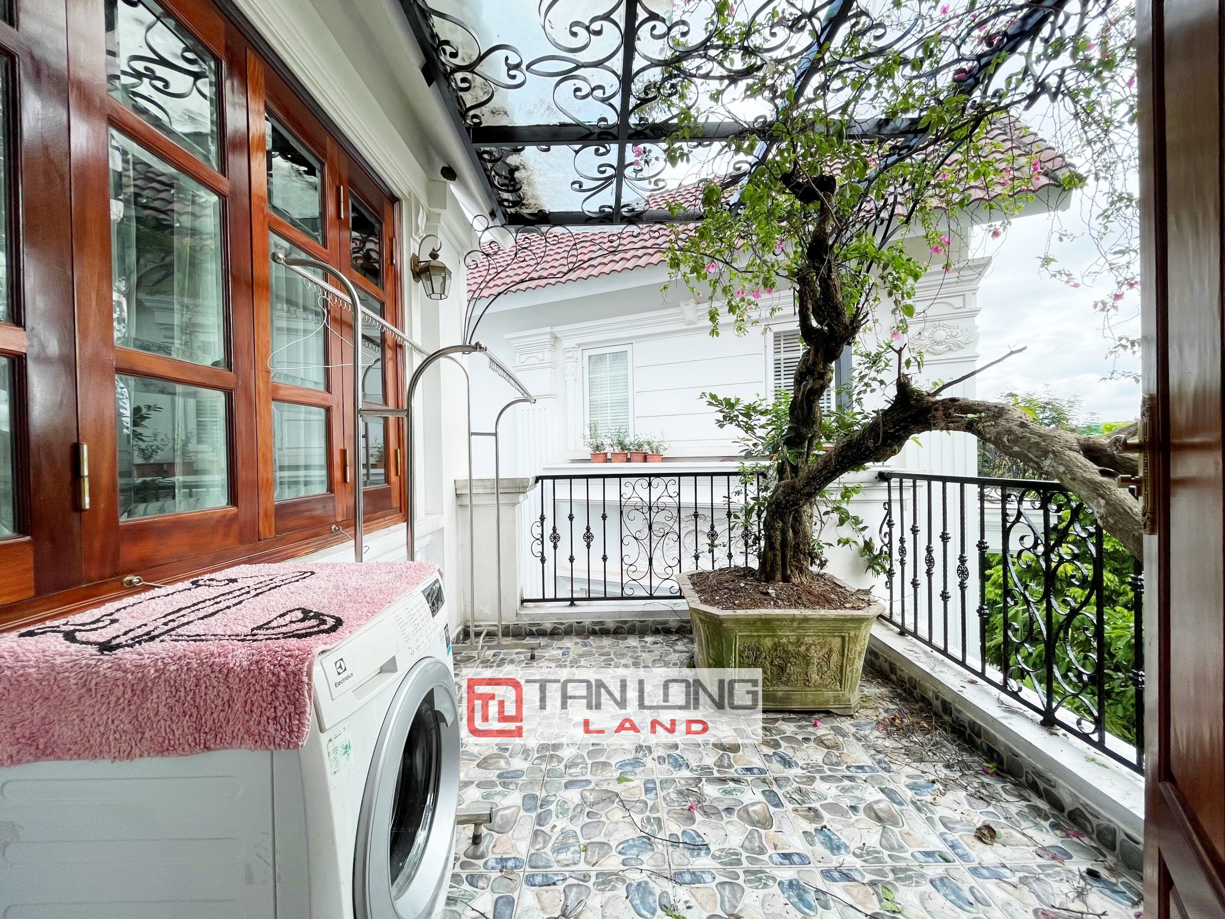 5 Bedrooms with Reasonable Price Villa for rent in Vinhomes Riverside 18