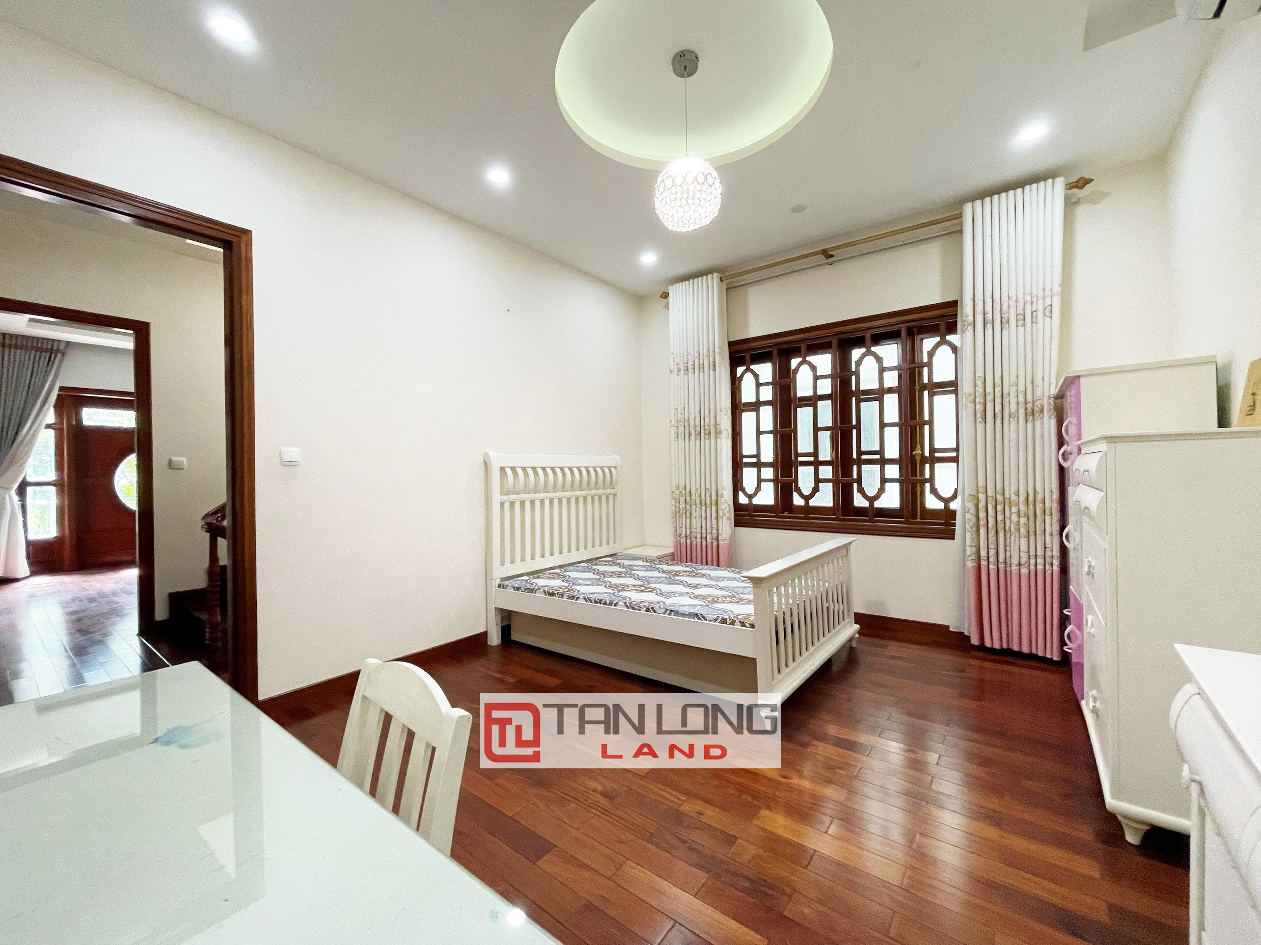 5 Bedrooms with Reasonable Price Villa for rent in Vinhomes Riverside 8