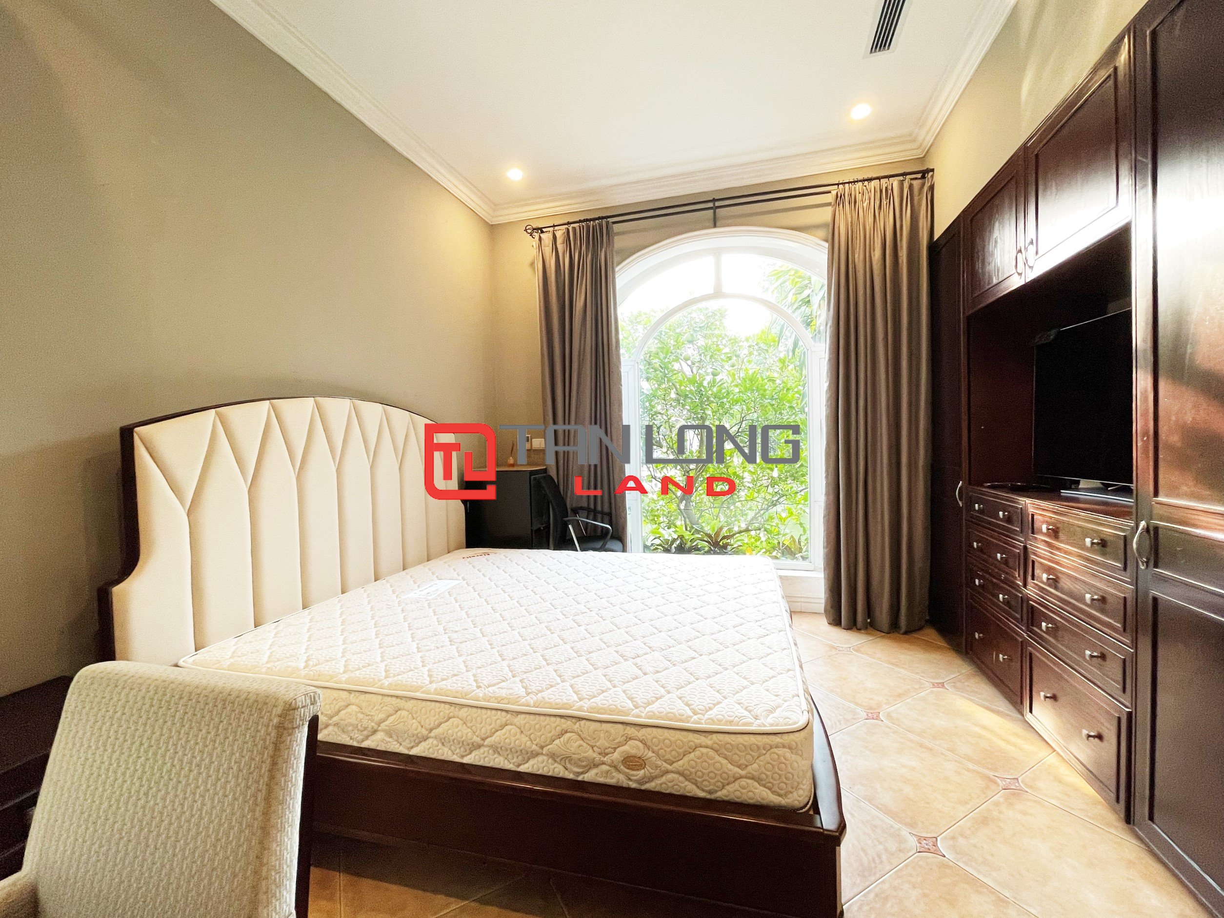 6 Bedrooms Single Villa for rent located on the widest main road in Vinhomes Riverside 10