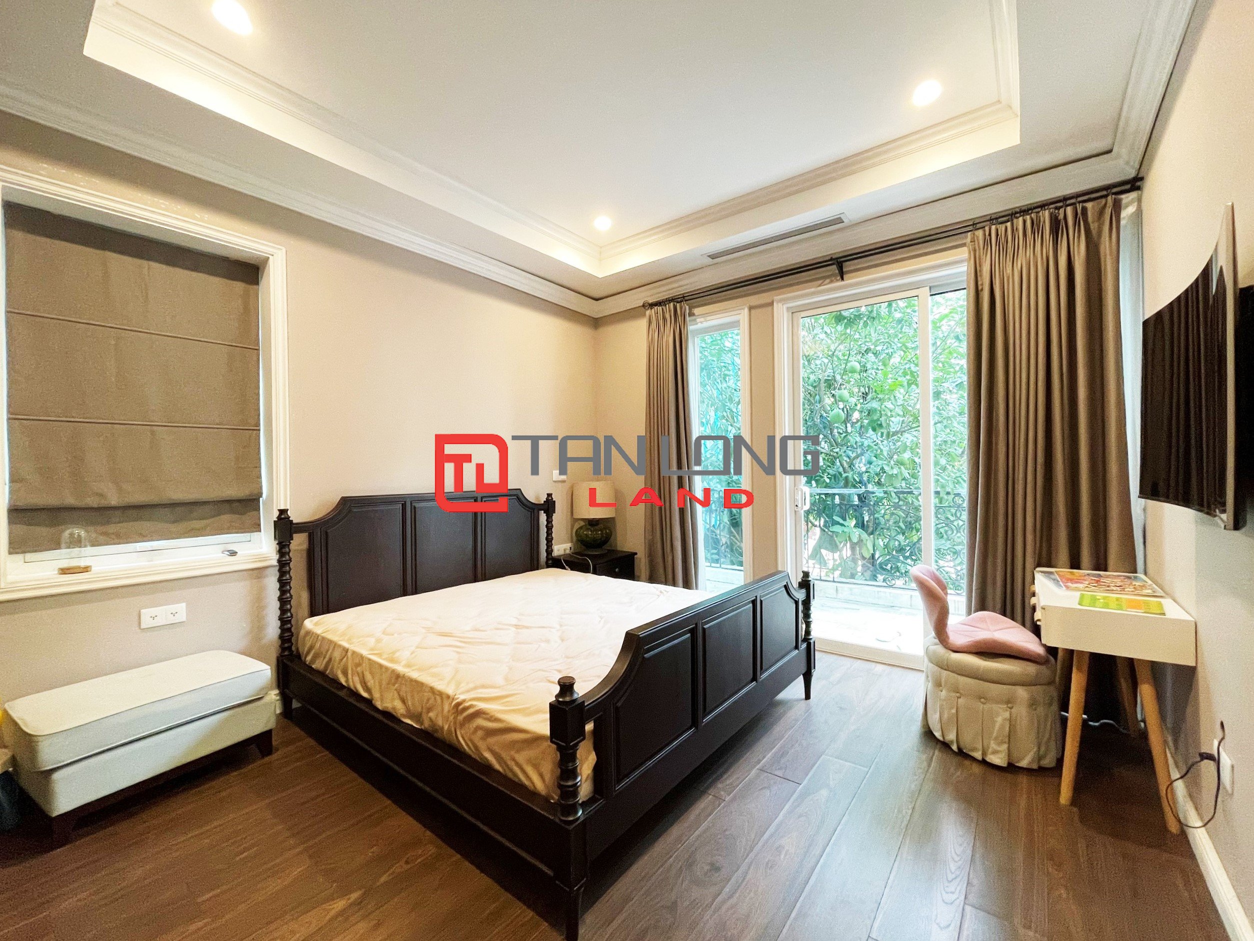 6 Bedrooms Single Villa for rent located on the widest main road in Vinhomes Riverside 11