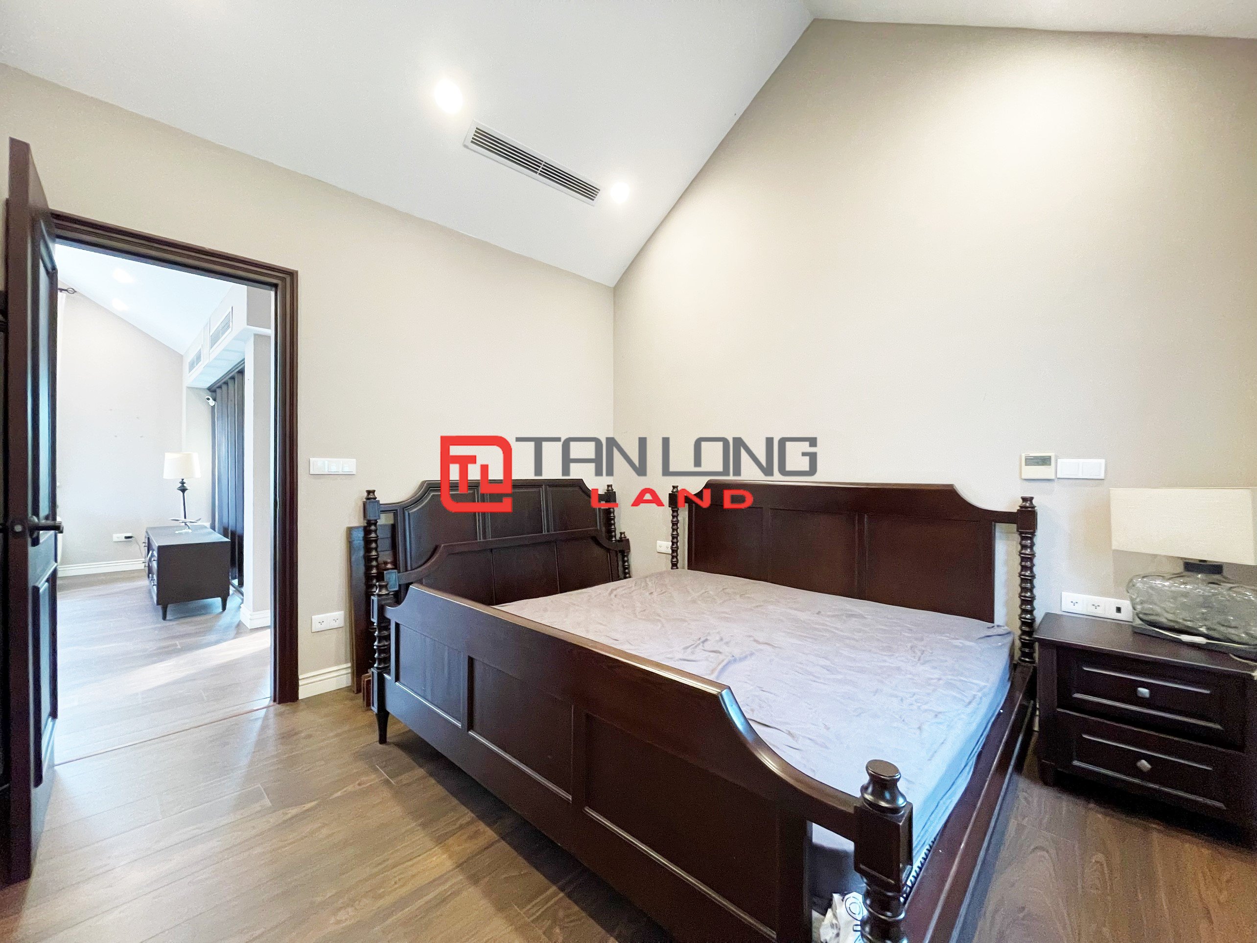 6 Bedrooms Single Villa for rent located on the widest main road in Vinhomes Riverside 12