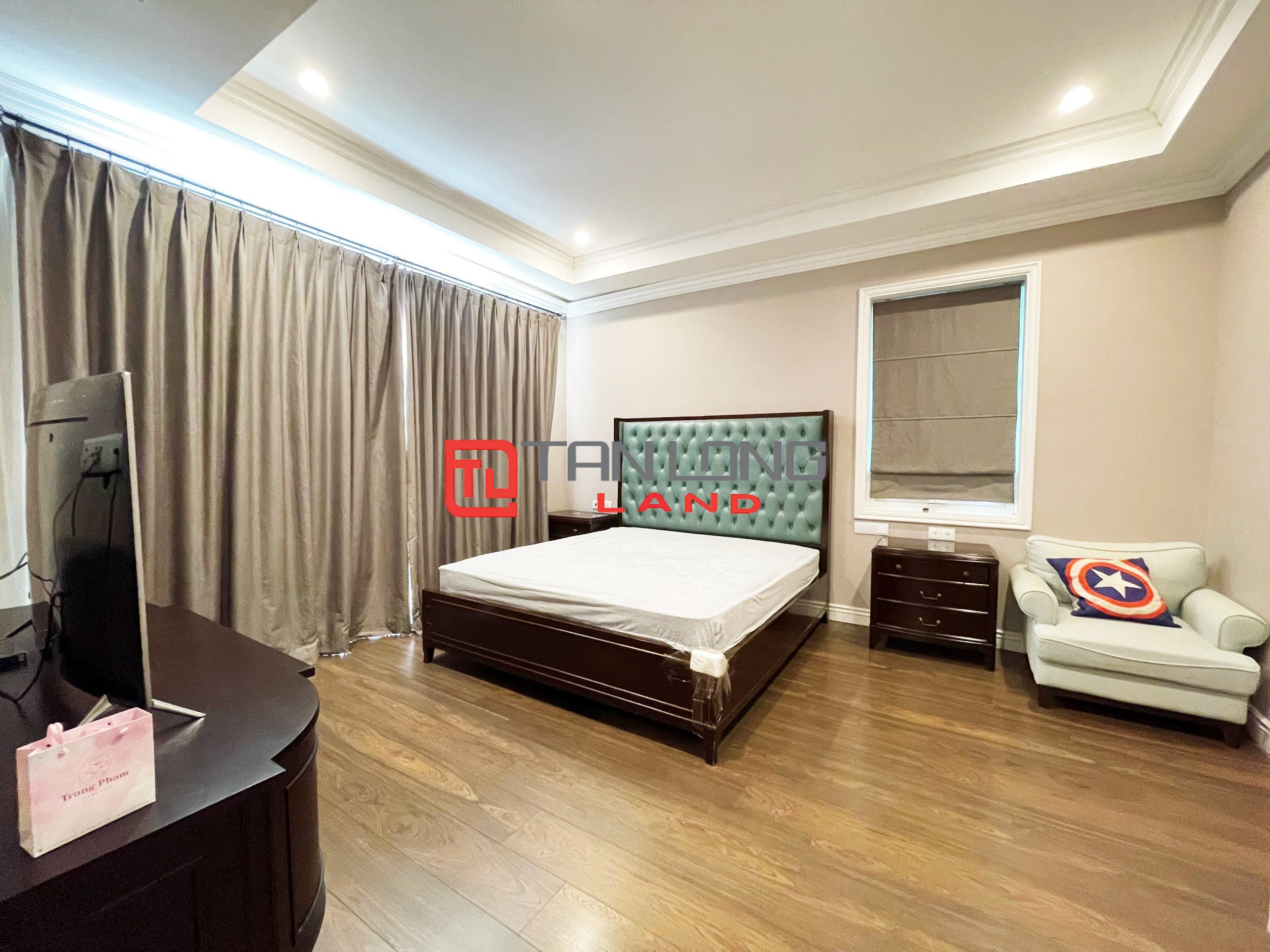 6 Bedrooms Single Villa for rent located on the widest main road in Vinhomes Riverside 14