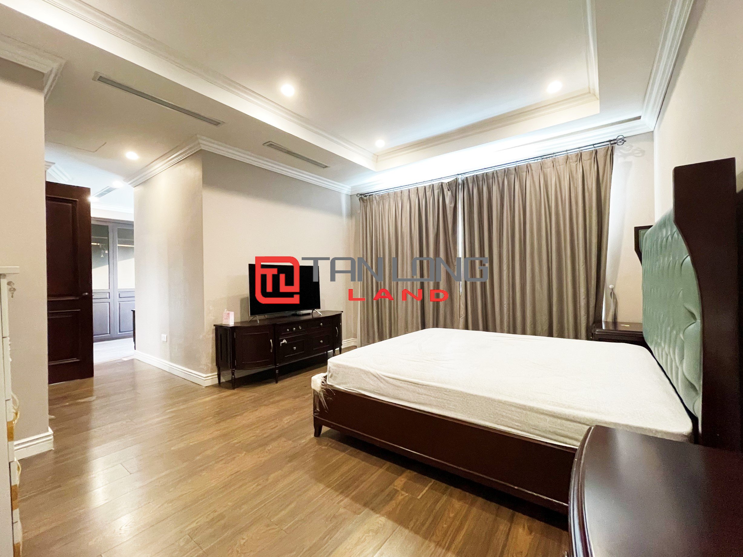 6 Bedrooms Single Villa for rent located on the widest main road in Vinhomes Riverside 15