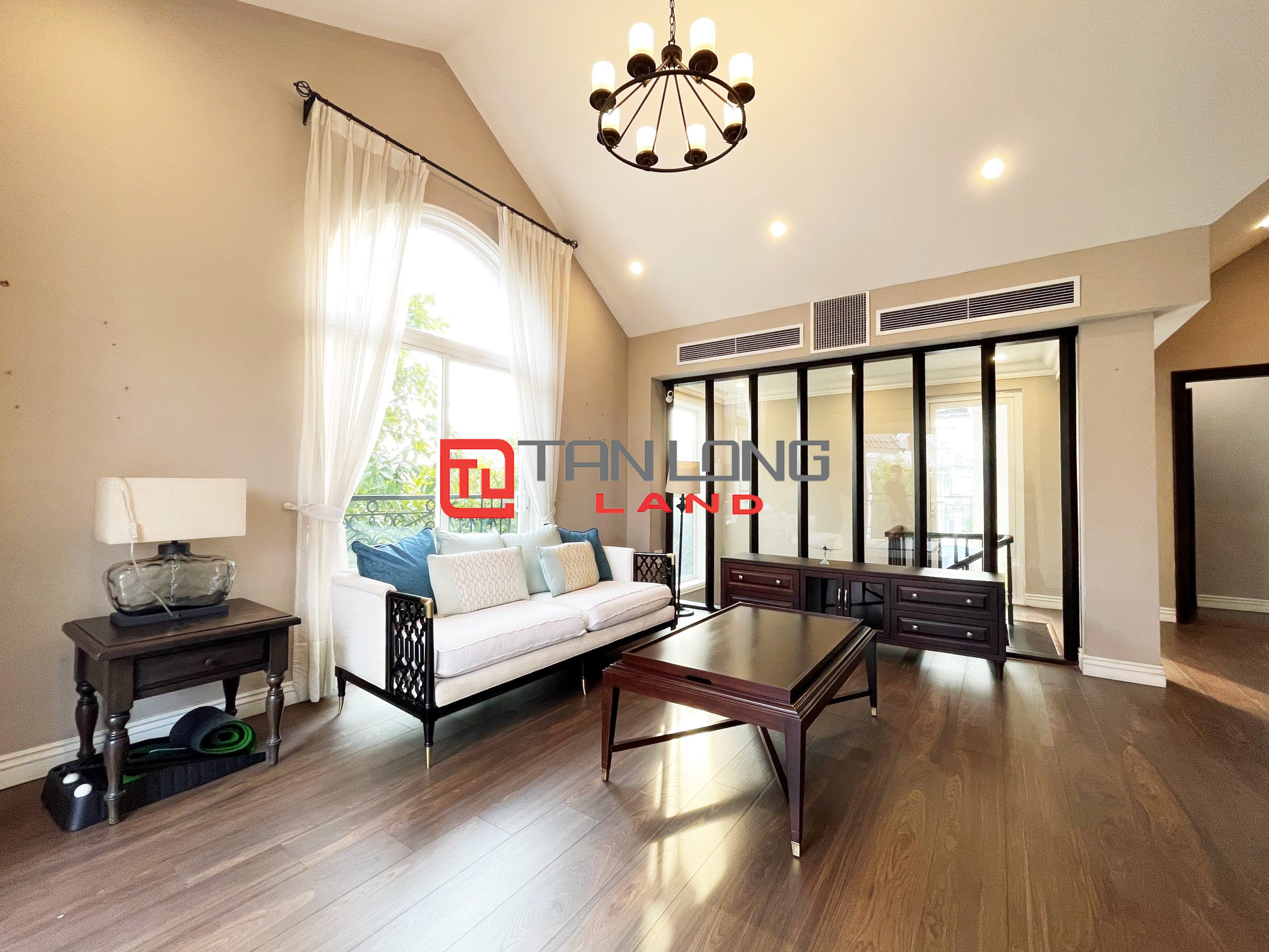 6 Bedrooms Single Villa for rent located on the widest main road in Vinhomes Riverside 17