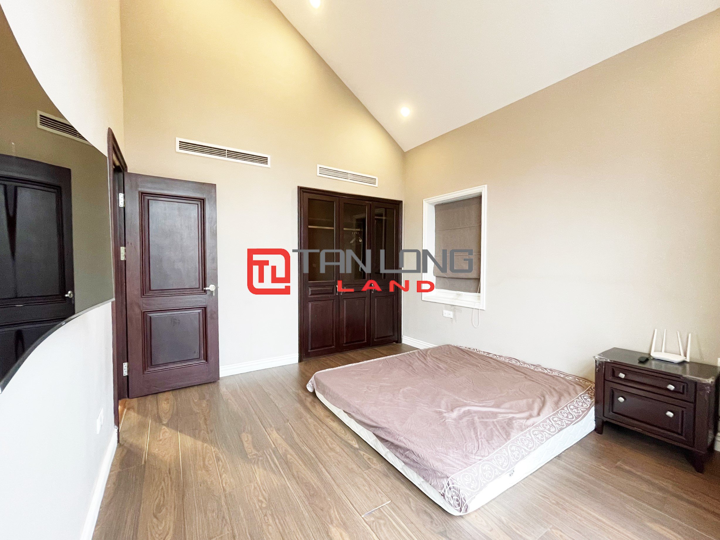 6 Bedrooms Single Villa for rent located on the widest main road in Vinhomes Riverside 3
