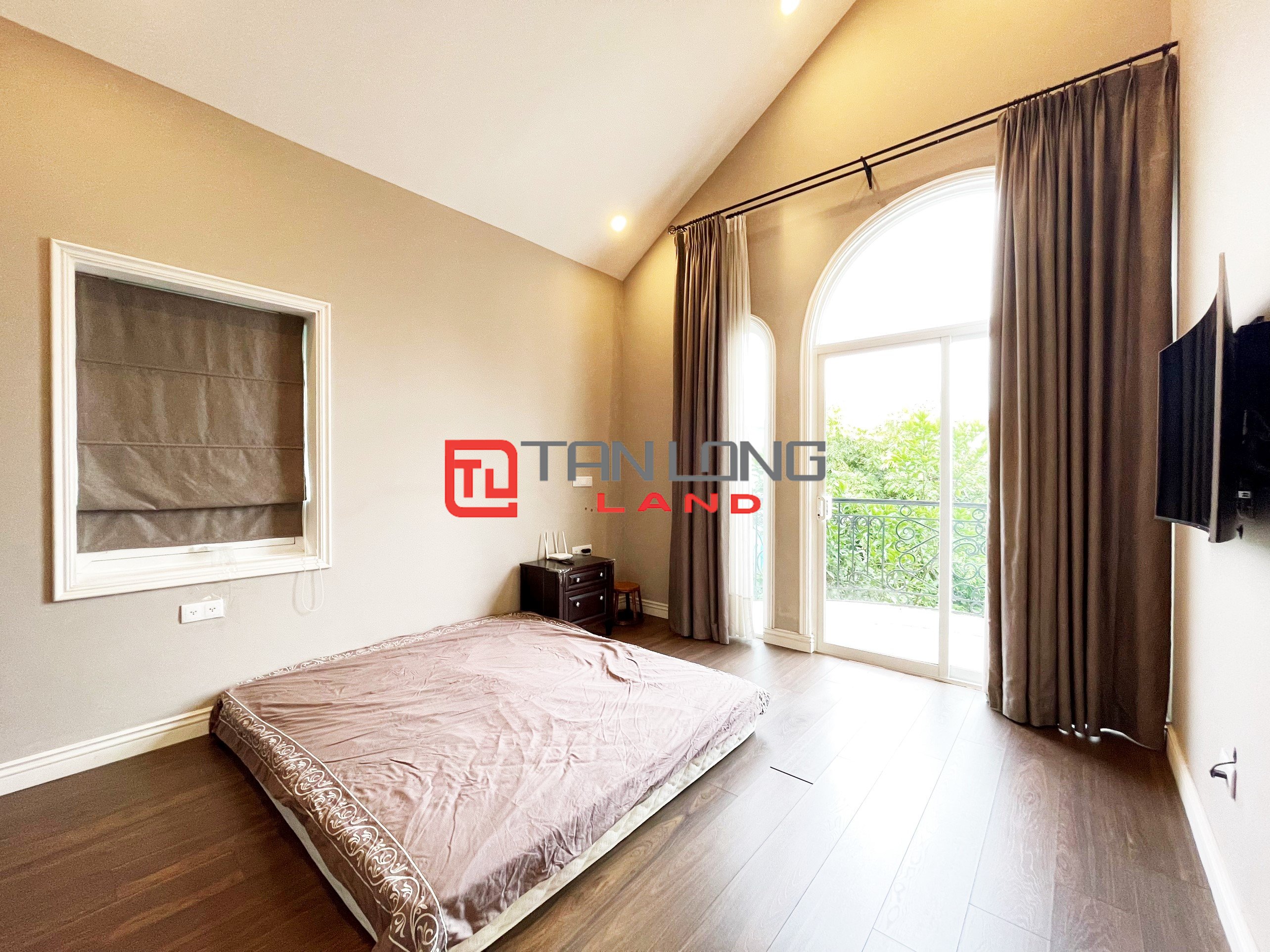 6 Bedrooms Single Villa for rent located on the widest main road in Vinhomes Riverside 4
