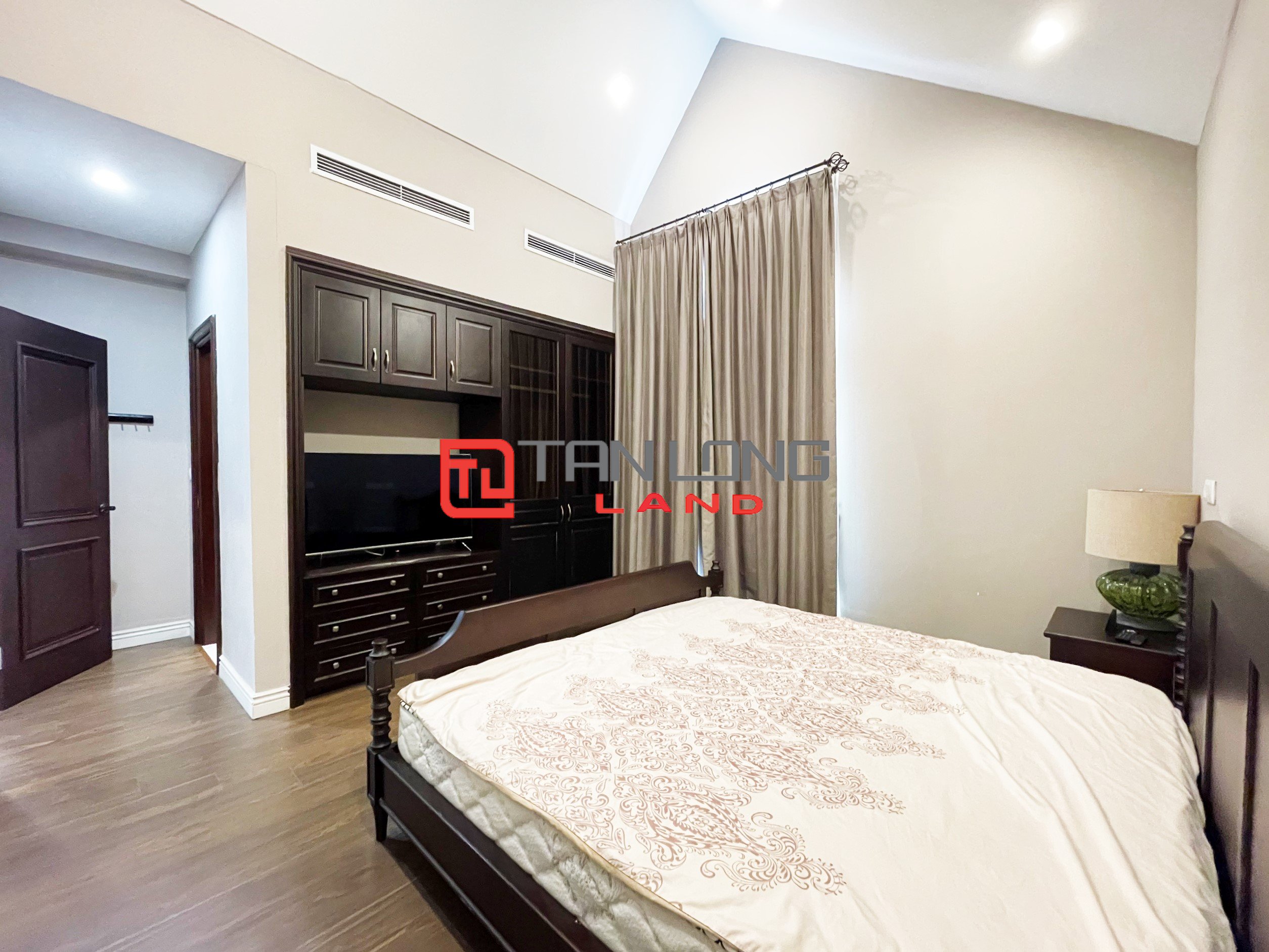 6 Bedrooms Single Villa for rent located on the widest main road in Vinhomes Riverside 7