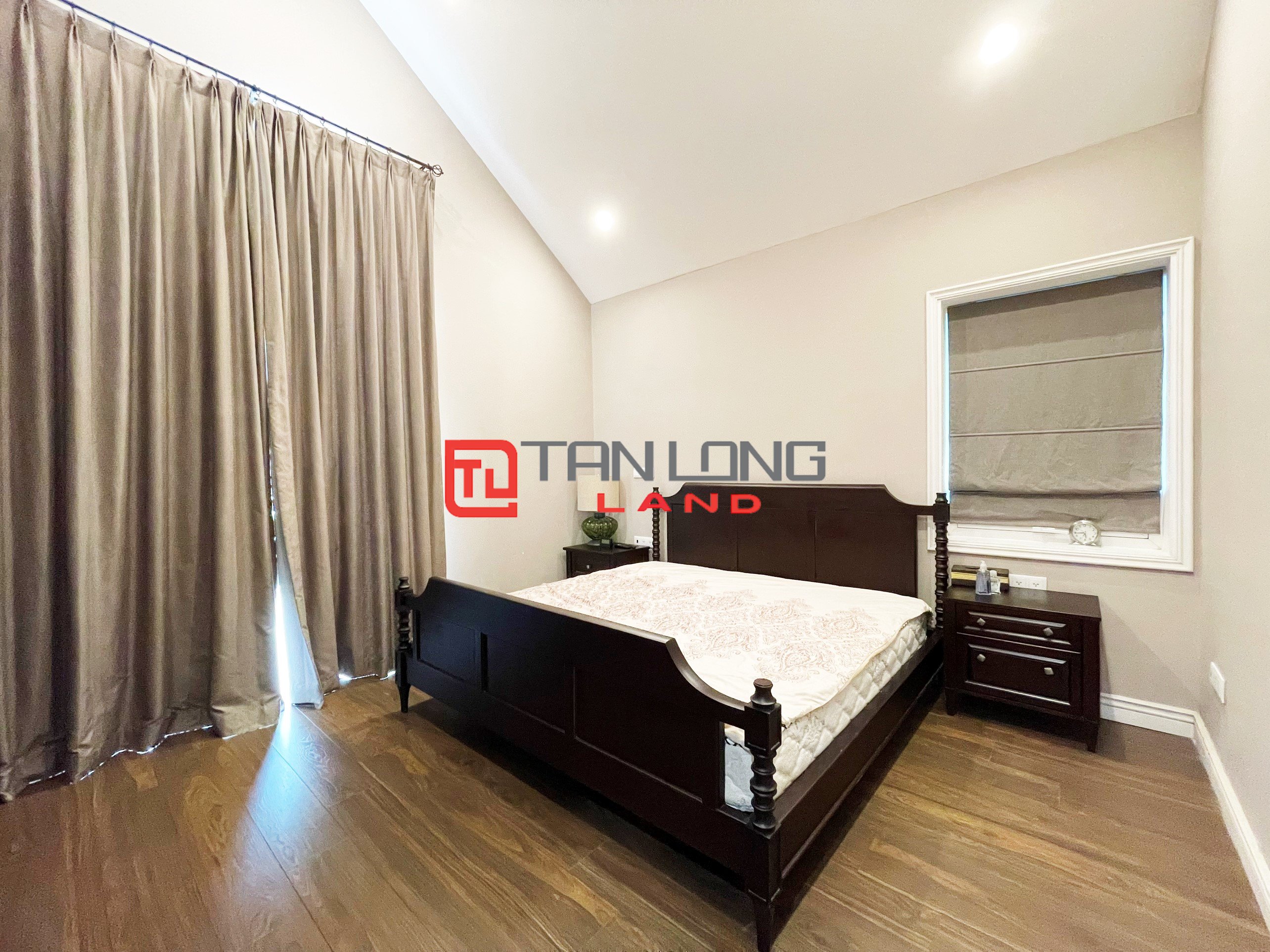 6 Bedrooms Single Villa for rent located on the widest main road in Vinhomes Riverside 8