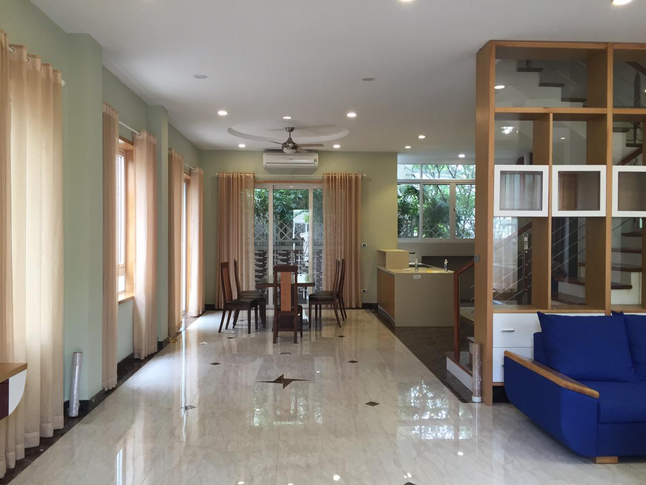 A brand new beautiful 4 bedroom villa with river view for rent in Vinhomes Riverside, Long Biên 1