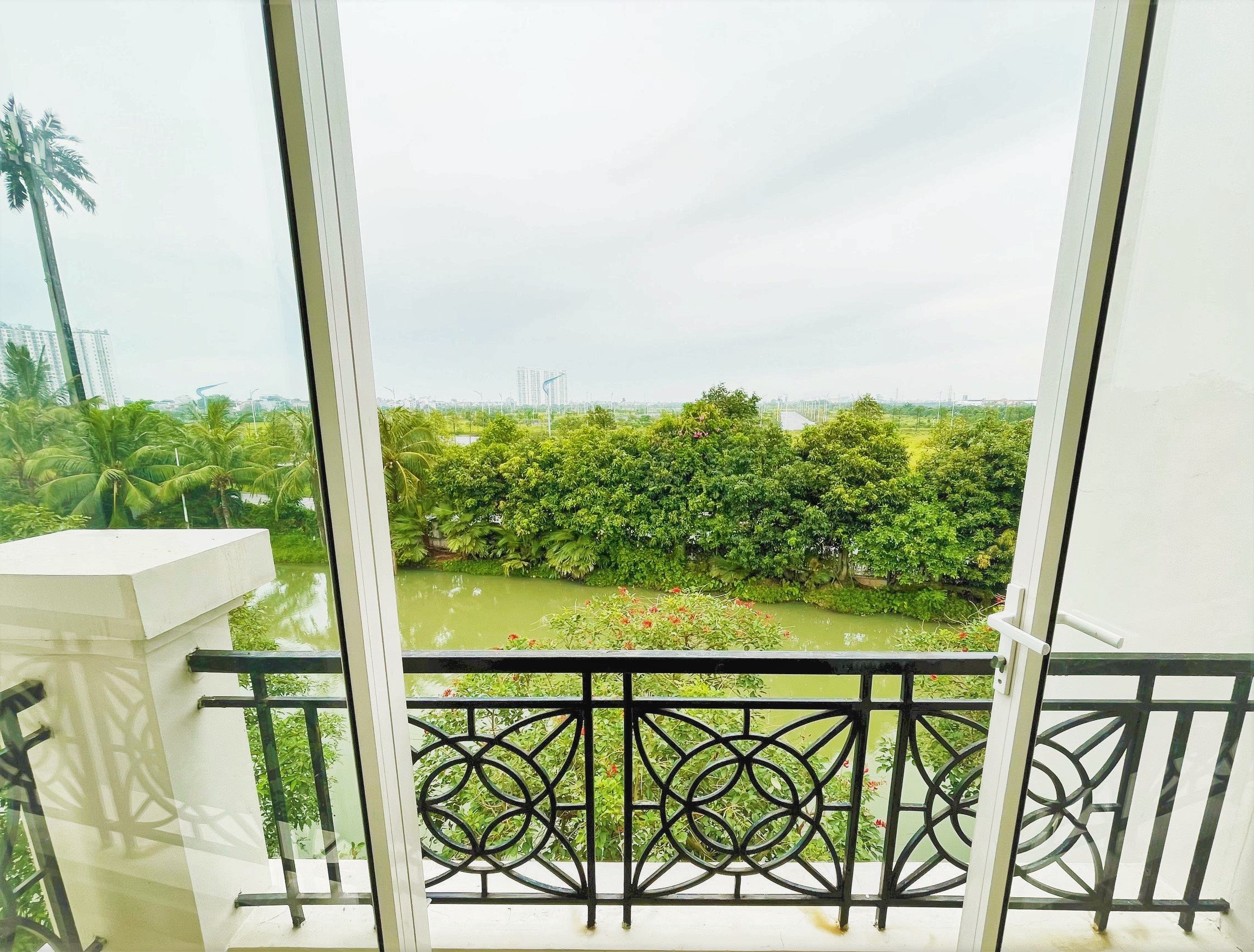 A brand new villa for rent on Hoa Sua Street in Vinhomes Riverside Long Bien 1