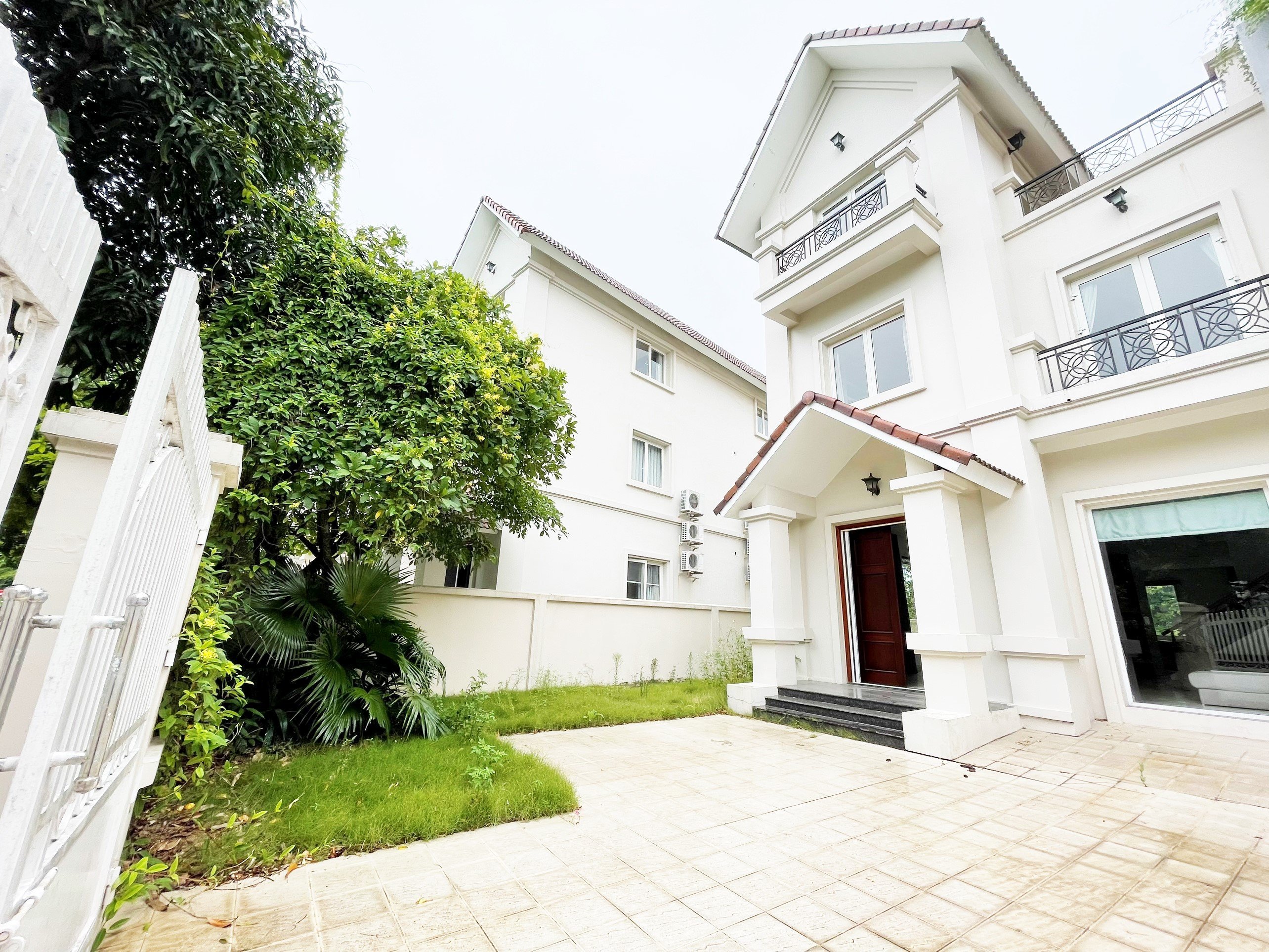 A brand new villa for rent on Hoa Sua Street in Vinhomes Riverside Long Bien 1