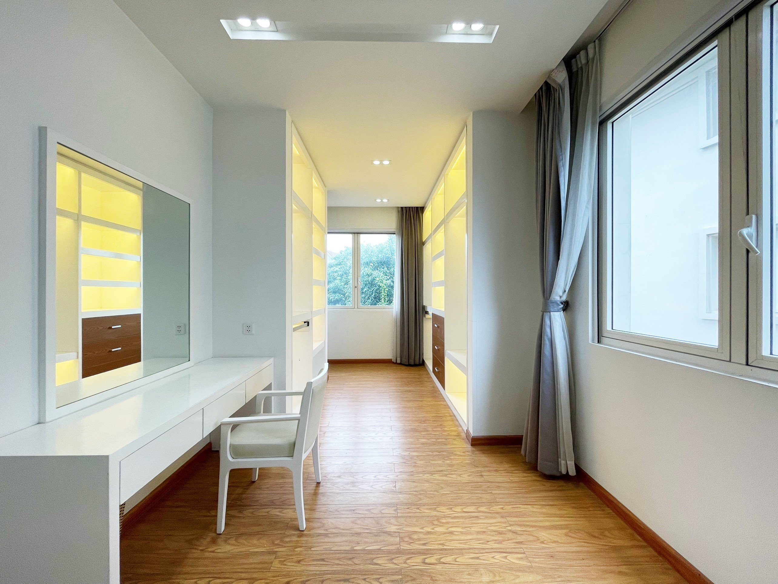 A brand new villa for rent on Hoa Sua Street in Vinhomes Riverside Long Bien 11
